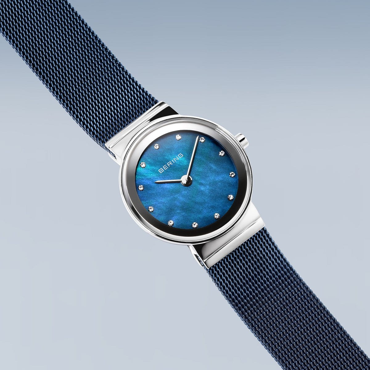 Klassisch | glänzendes Silber mit blauem Milanaise-Mesh-Armband | 10126-307