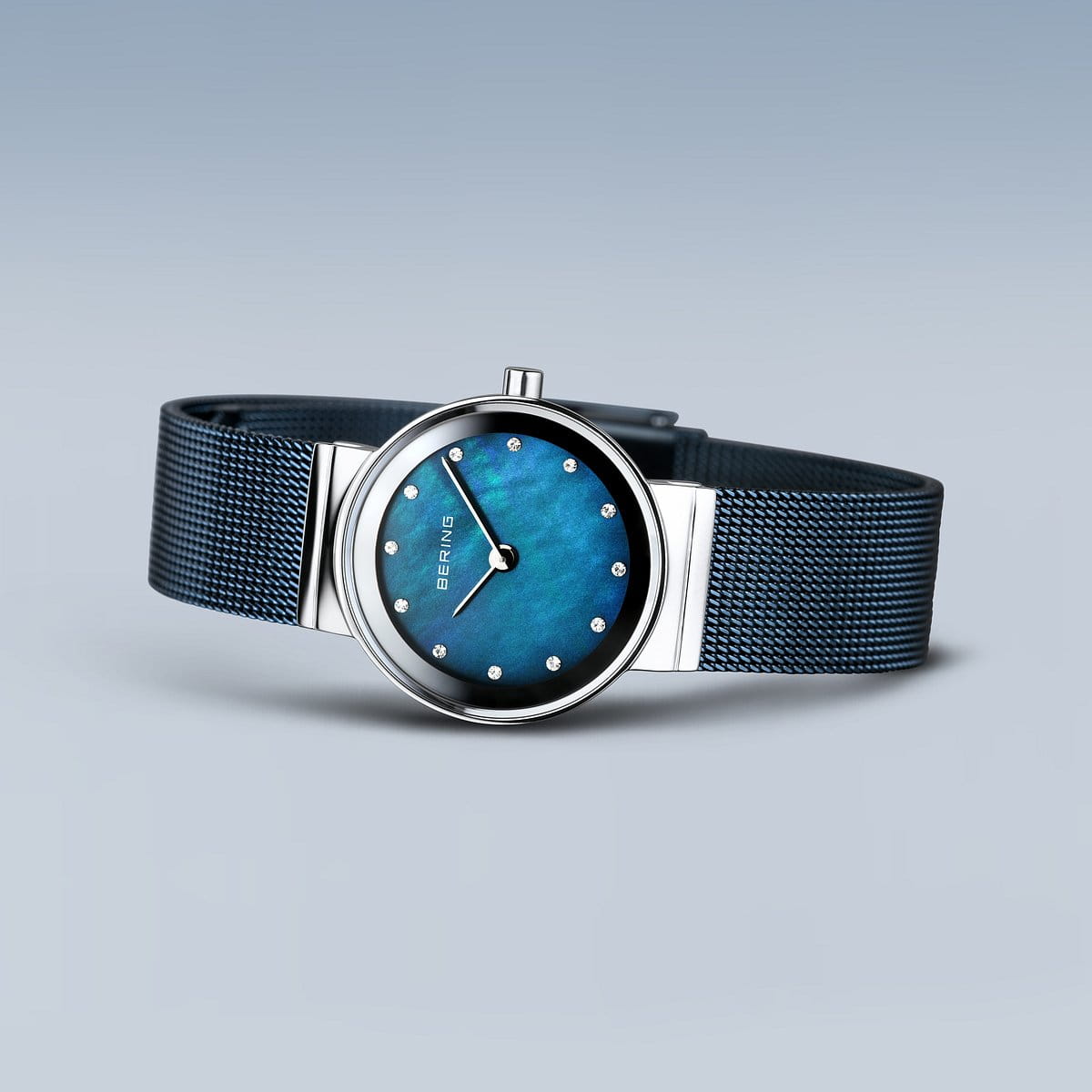 Klassisch | glänzendes Silber mit blauem Milanaise-Mesh-Armband | 10126-307