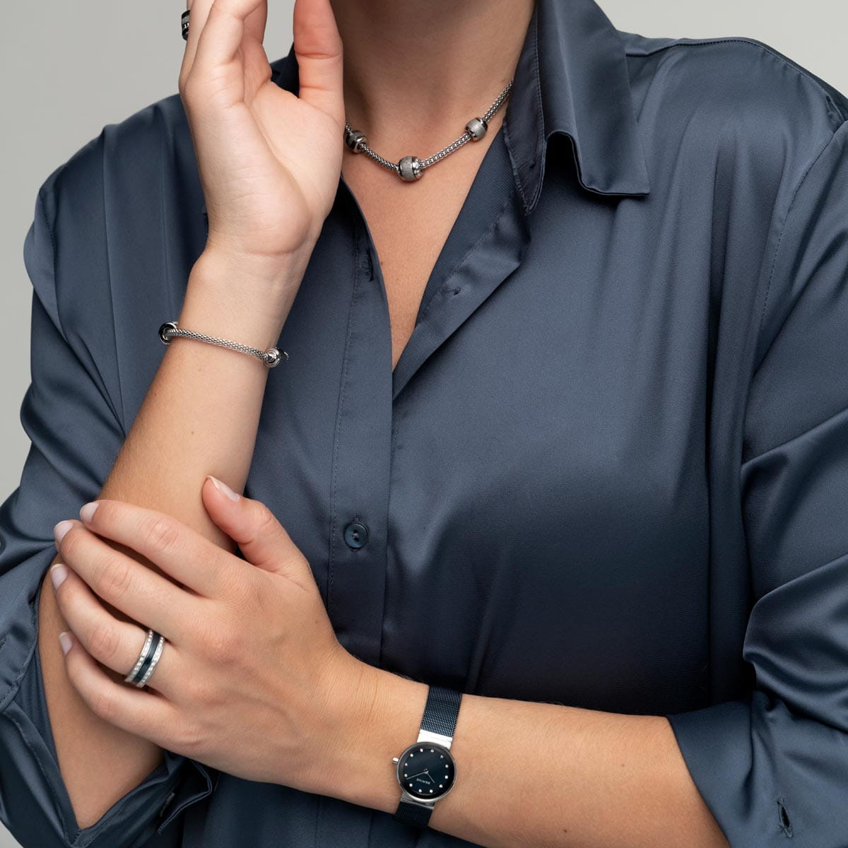 Klassisch | glänzendes Silber mit blauem Milanaise-Mesh-Armband | 10126-307