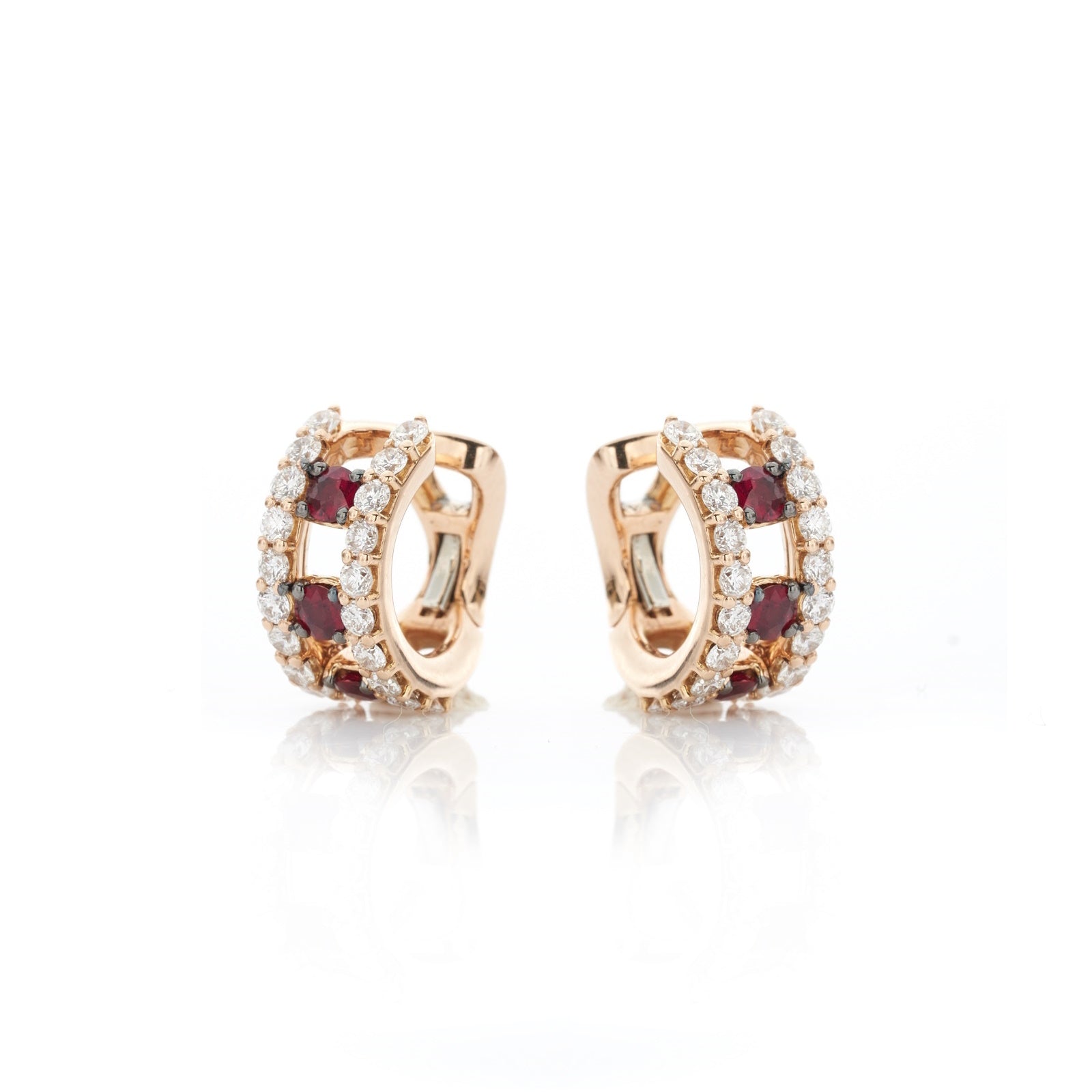 18 KT ROSÉGOLD-OHRRINGE MIT ZWEI REIHEN WEISSER DIAMANTEN UND ZENTRALEN RUBINEN - 740O02MP