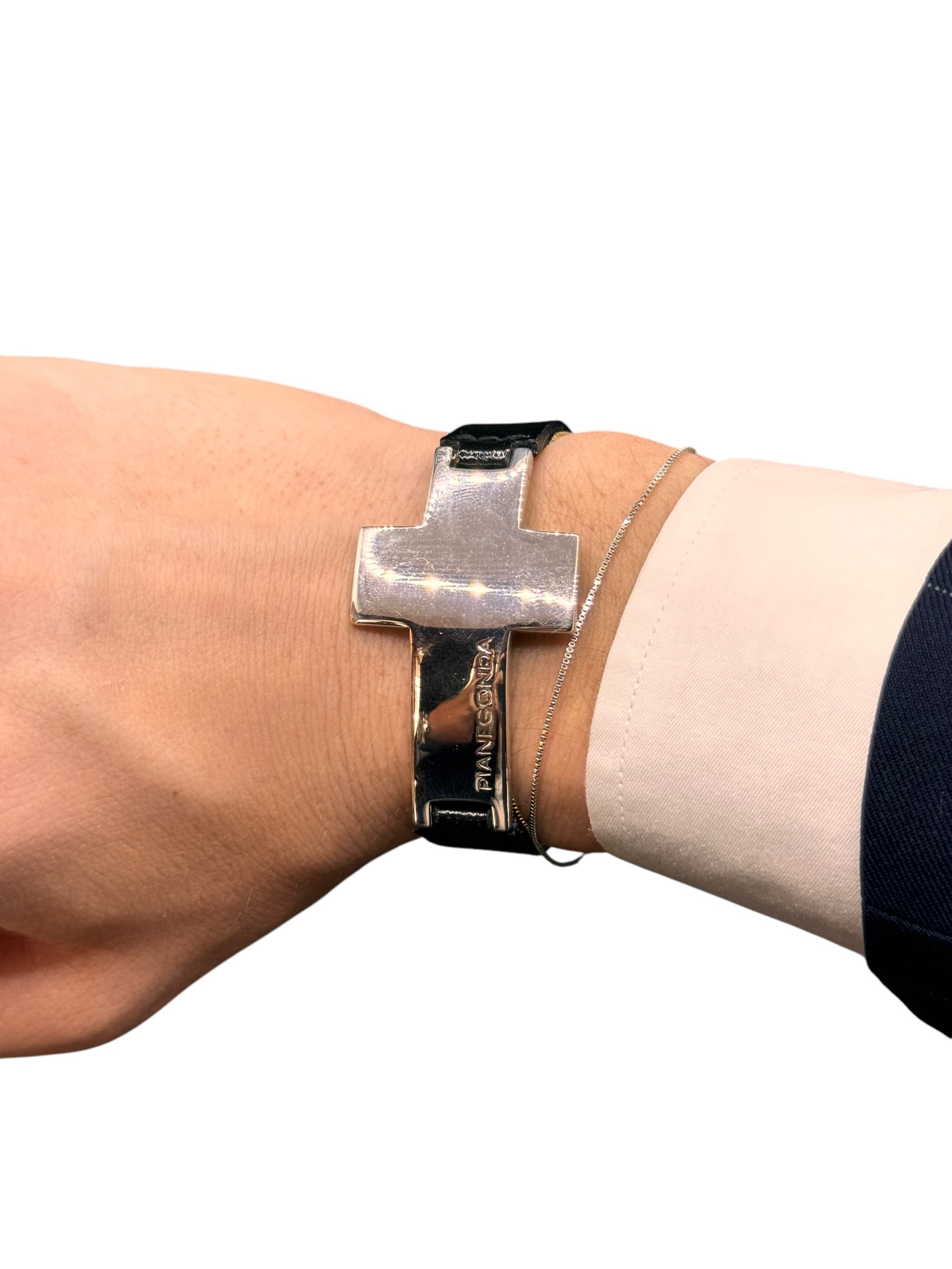 Pianegonda Herrenarmband mit Kalbslederband und silbernem Kreuz – B010429