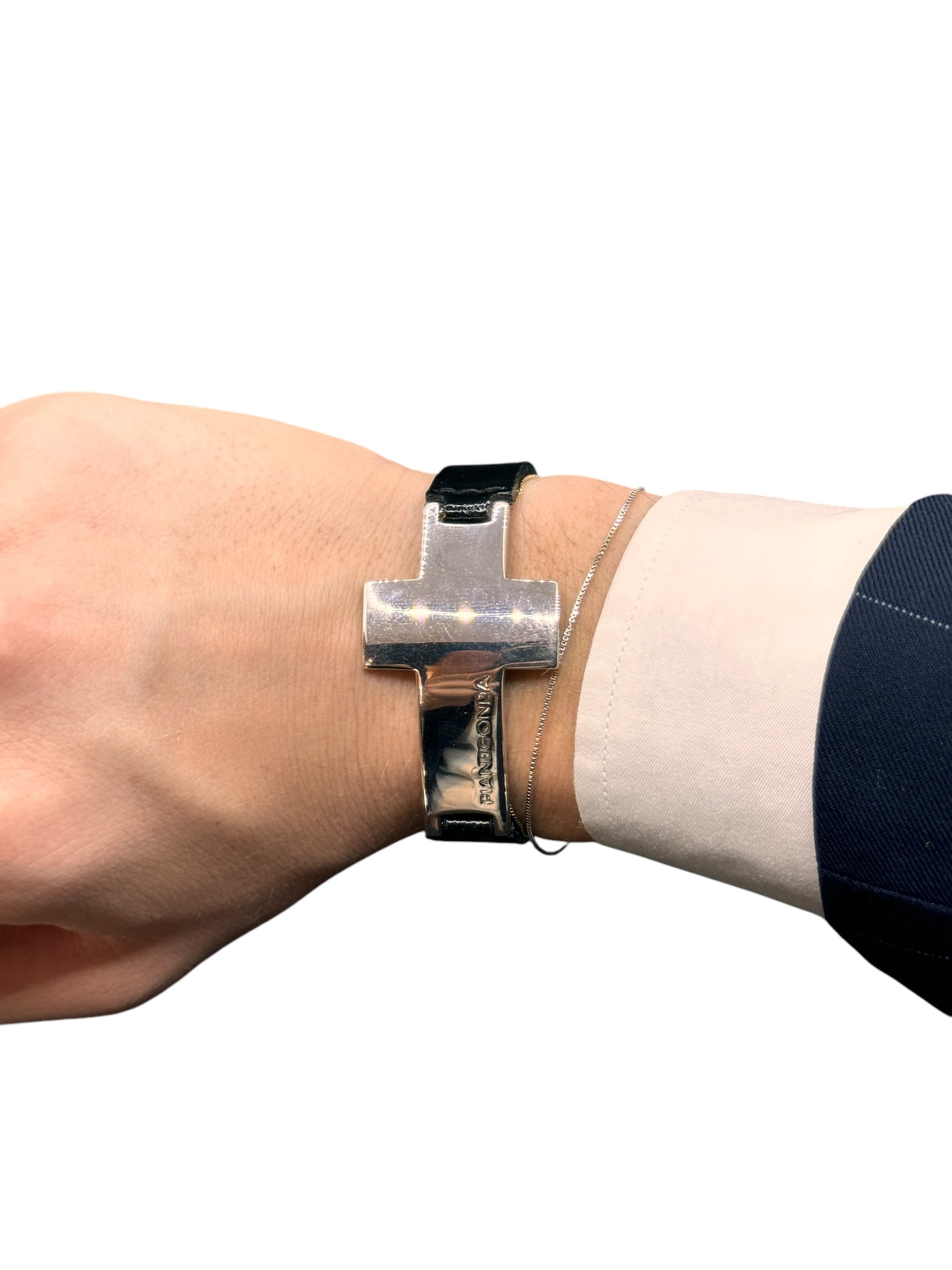 Pianegonda Herrenarmband mit Kalbslederband und silbernem Kreuz – B010429