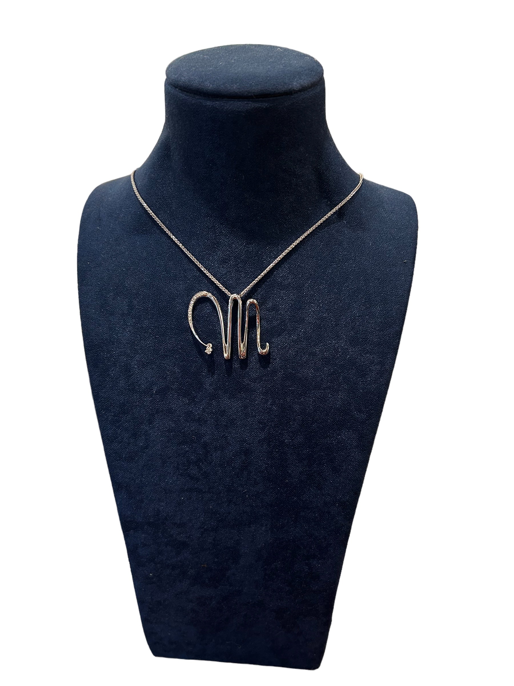 Collana in oro bianco e diamanti lettera M, 0.07ct - ZR 868/M