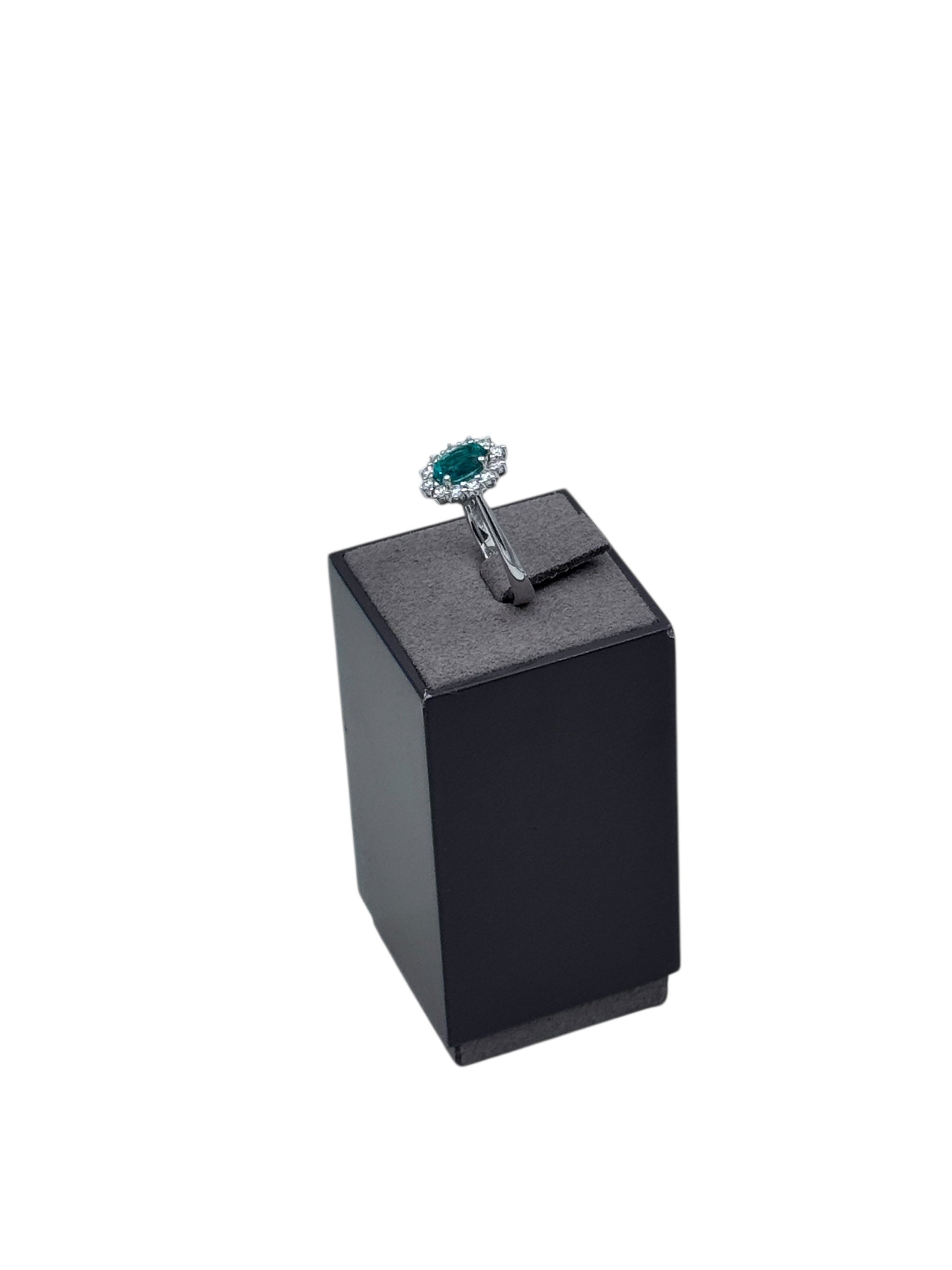 Anello Giorgio Visconti in oro bianco, giro di diamanti e smeraldo centrale, 0.84ct di smeraldo - AB17142BS