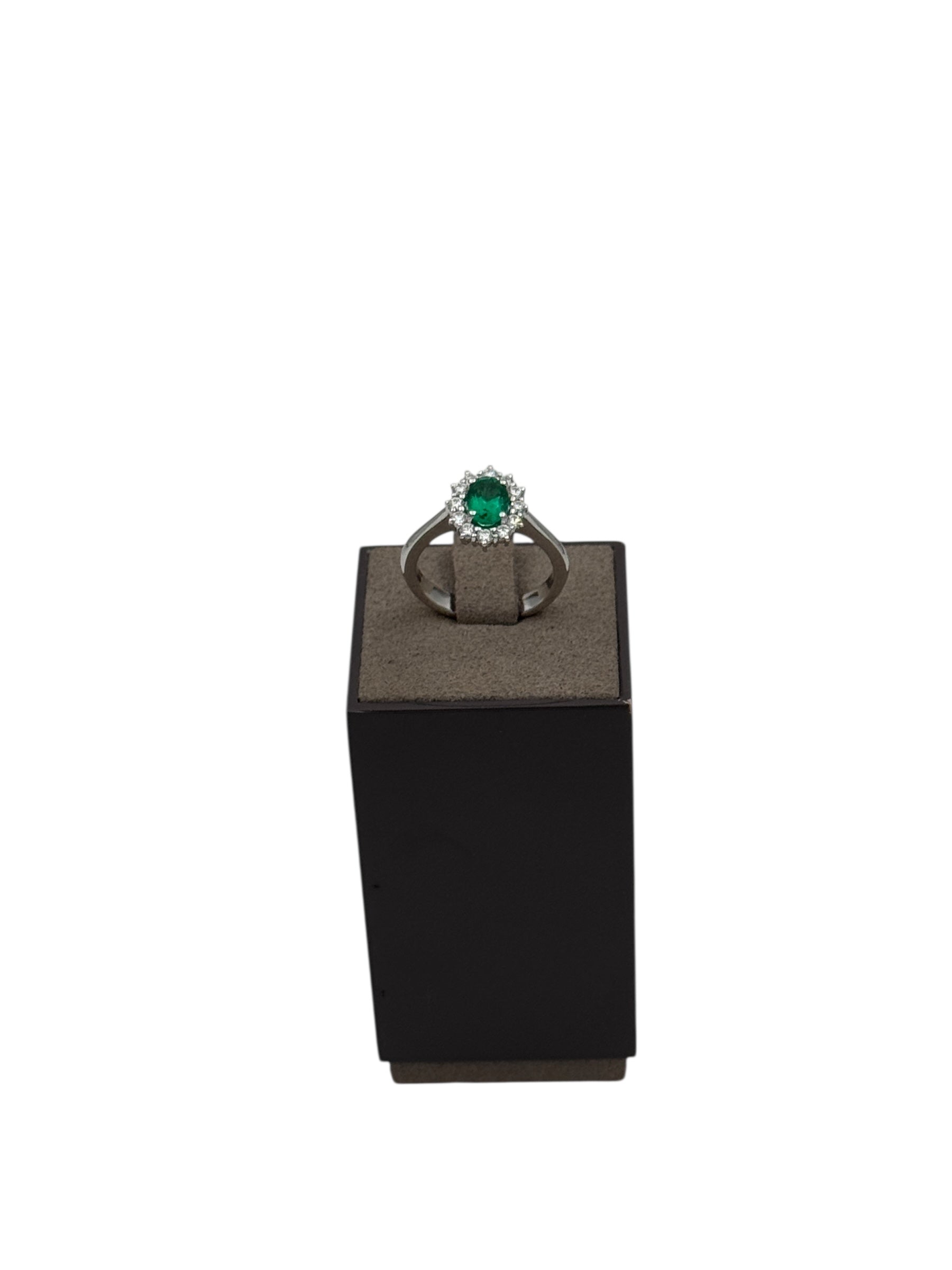 Anello Giorgio Visconti in oro bianco, giro di diamanti e smeraldo centrale, 0.84ct di smeraldo - AB17142BS