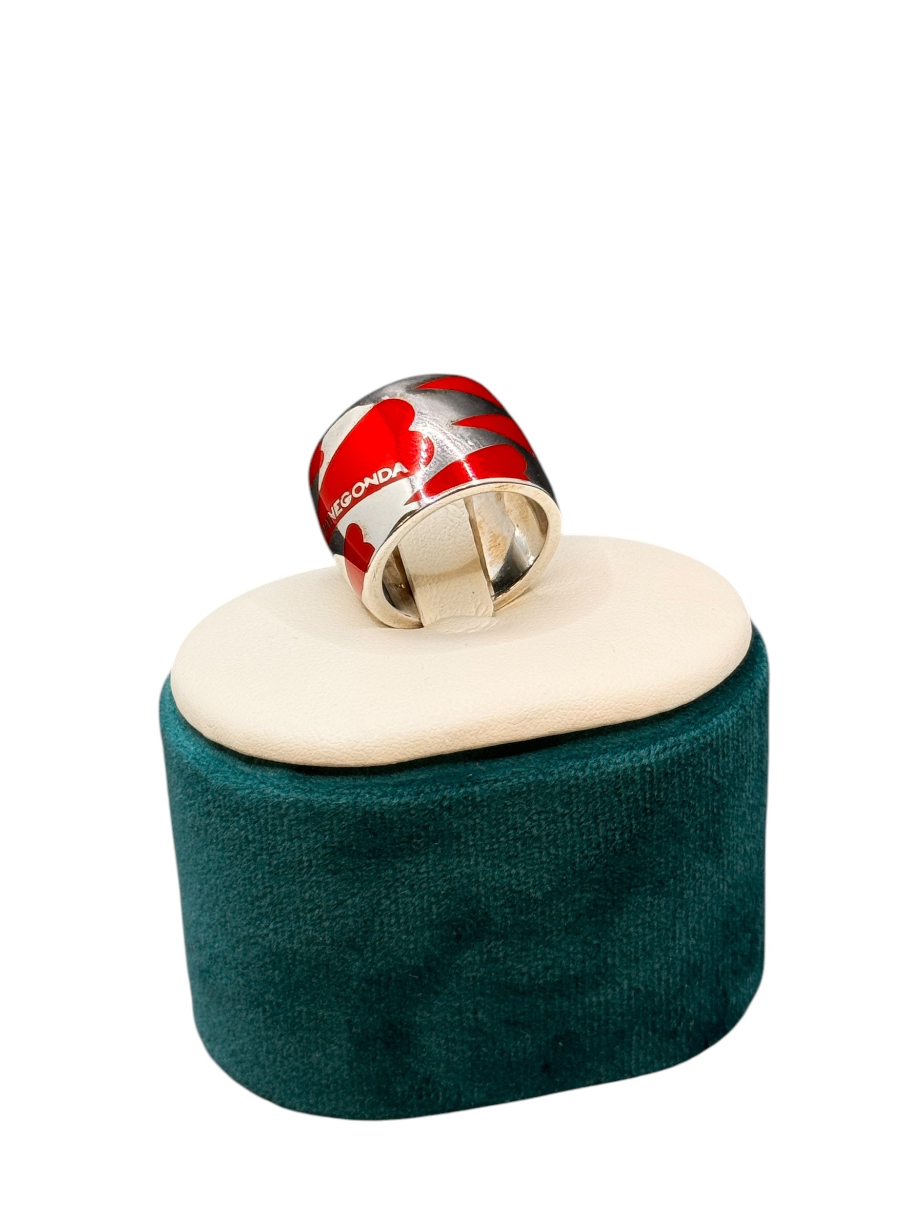 Pianegonda Damen-Silberring mit breitem Band und eingravierten Herzen aus rotem Emaille, Kollektion Cachet D Amour – AA010658