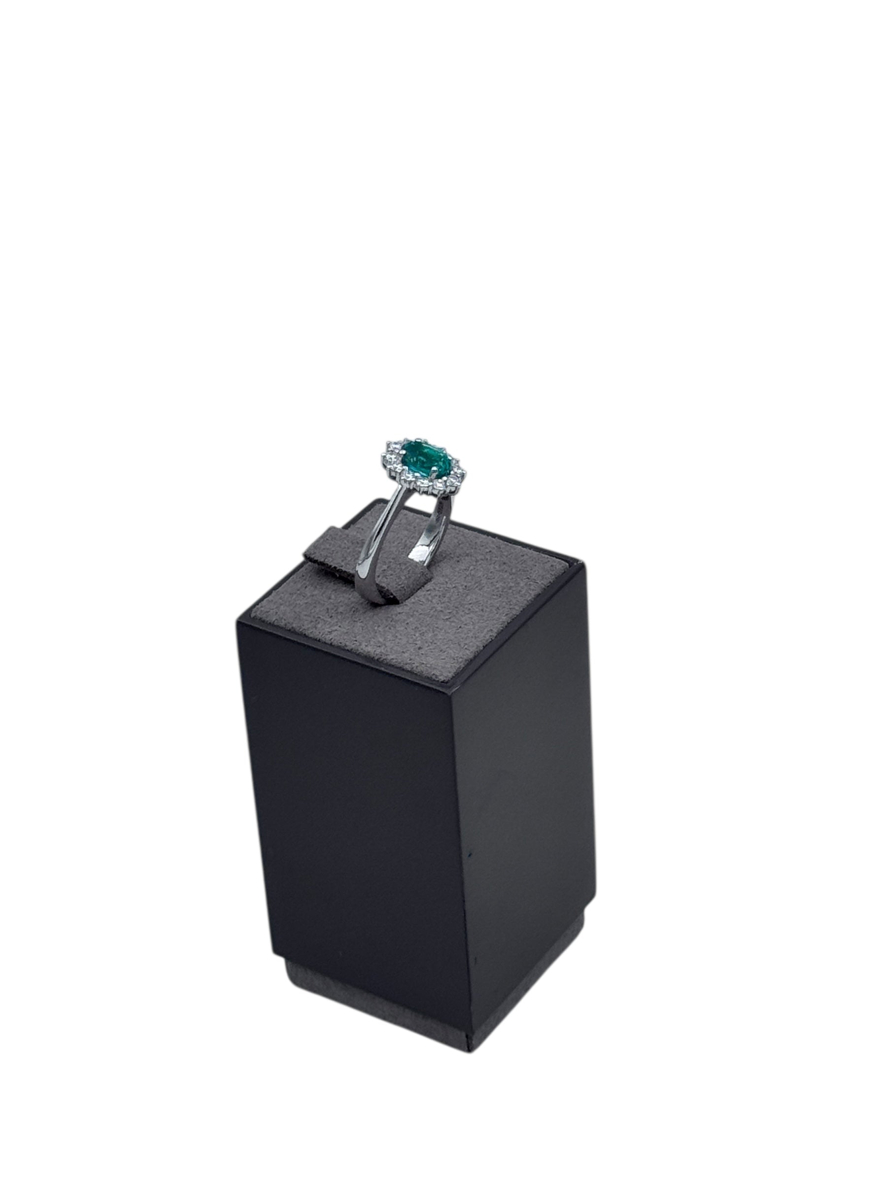 Anello Giorgio Visconti in oro bianco, giro di diamanti e smeraldo centrale, 0.84ct di smeraldo - AB17142BS