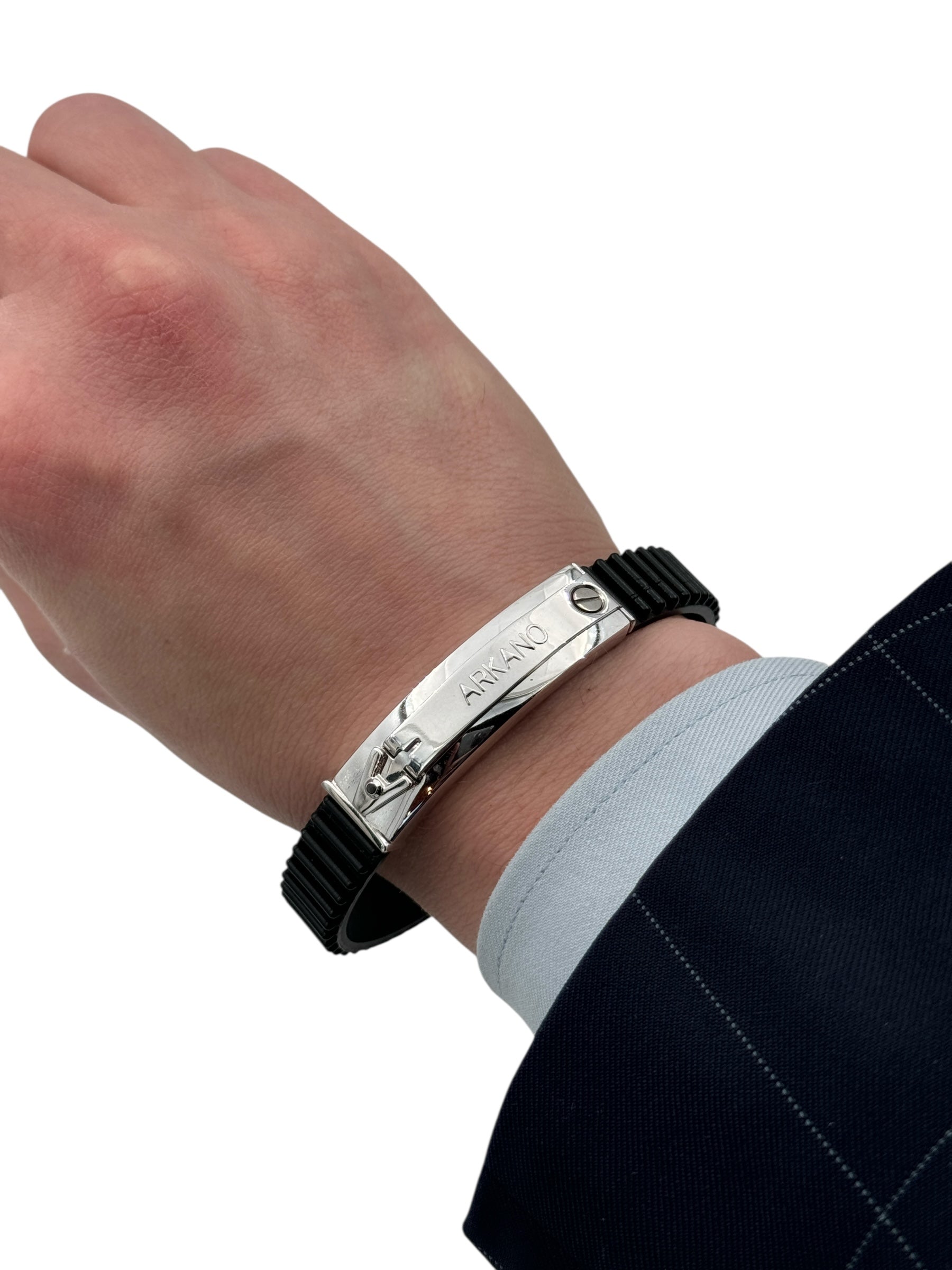 Bracciale Arkano in caucciù, colore nero, e acciaio 316L, con placchetta centrale rivestita di oro bianco 18kt - BRIAT1 N OB