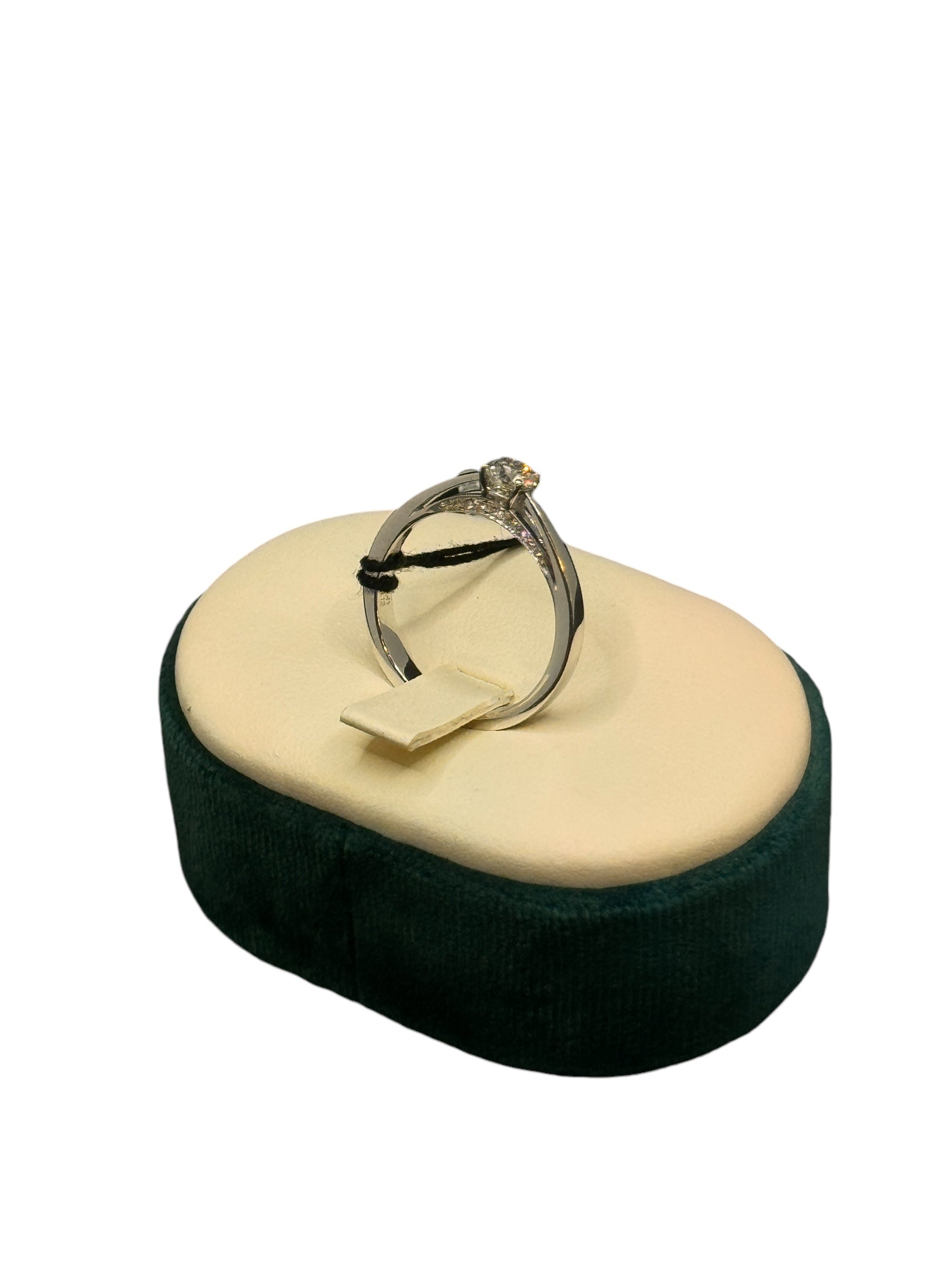 Solitärring aus Weißgold mit 0,41 ct Diamant – AB16606F