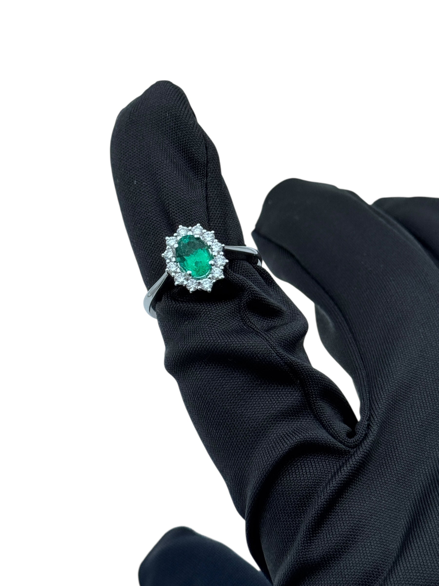 Anello Giorgio Visconti in oro bianco, giro di diamanti e smeraldo centrale, 0.84ct di smeraldo - AB17142BS