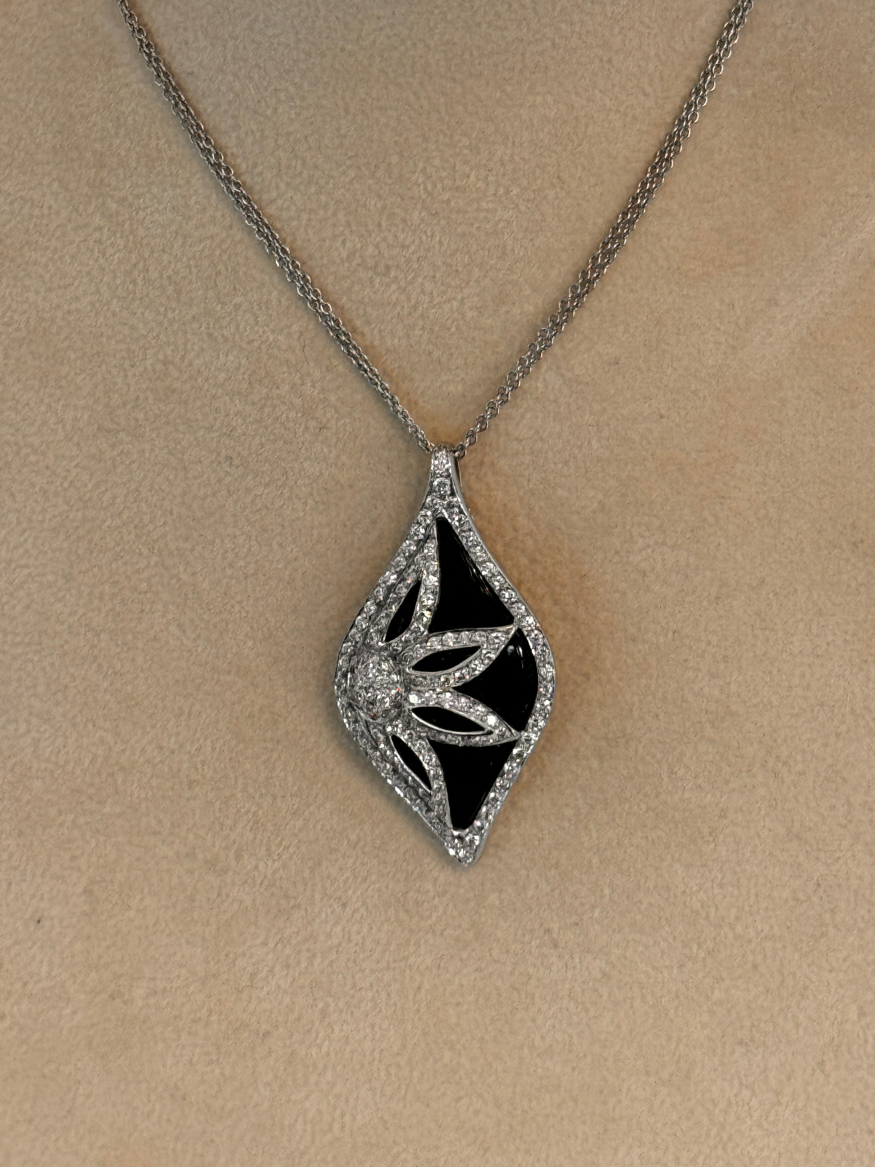 Sesto Senso Halskette aus Weißgold, Diamanten und Onyx, 1,90 ct – CR146/OB
