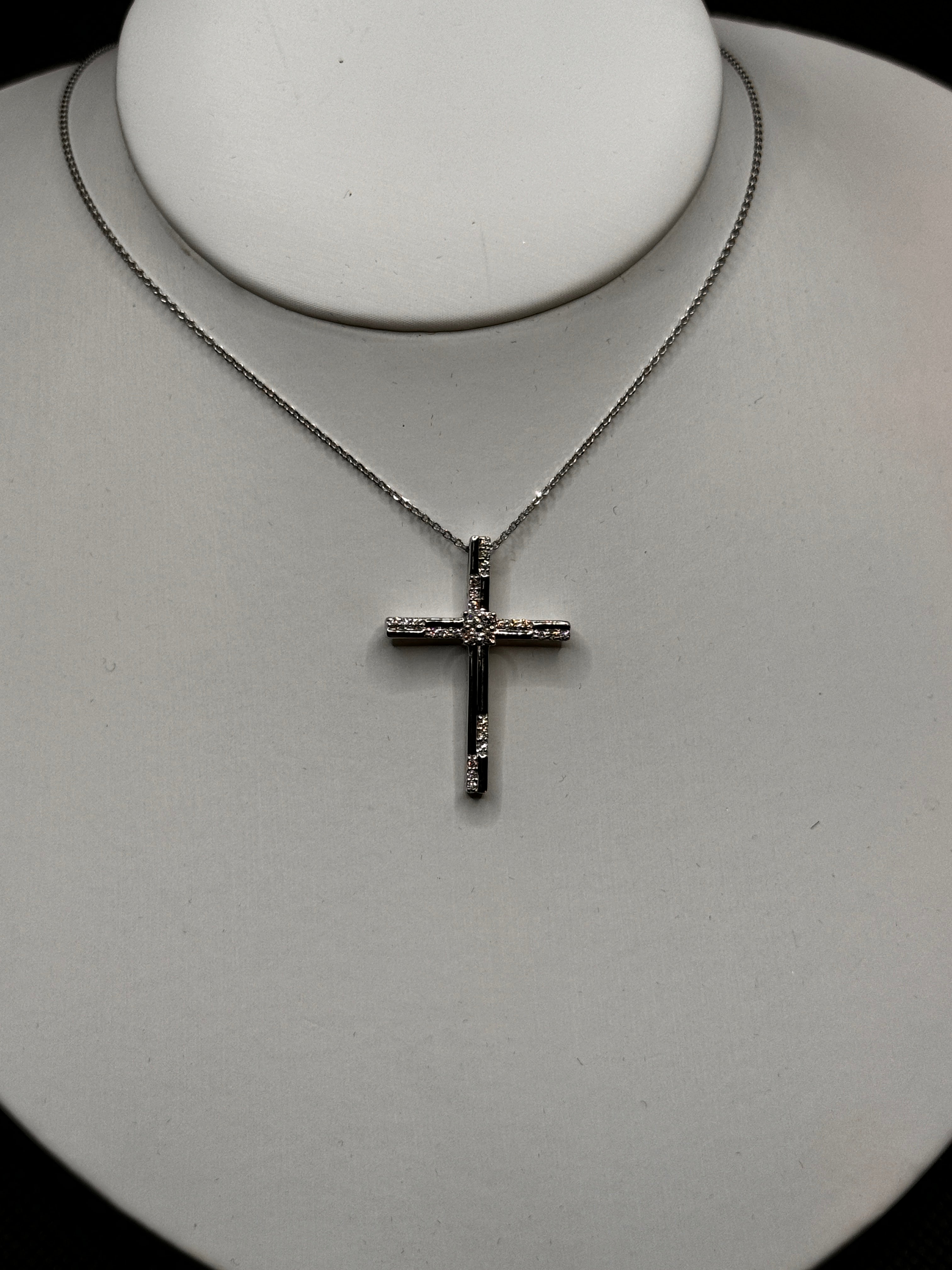 Halsband mit Kreuz und Diamant aus Weißgold, 0,22 ct – GBX39914