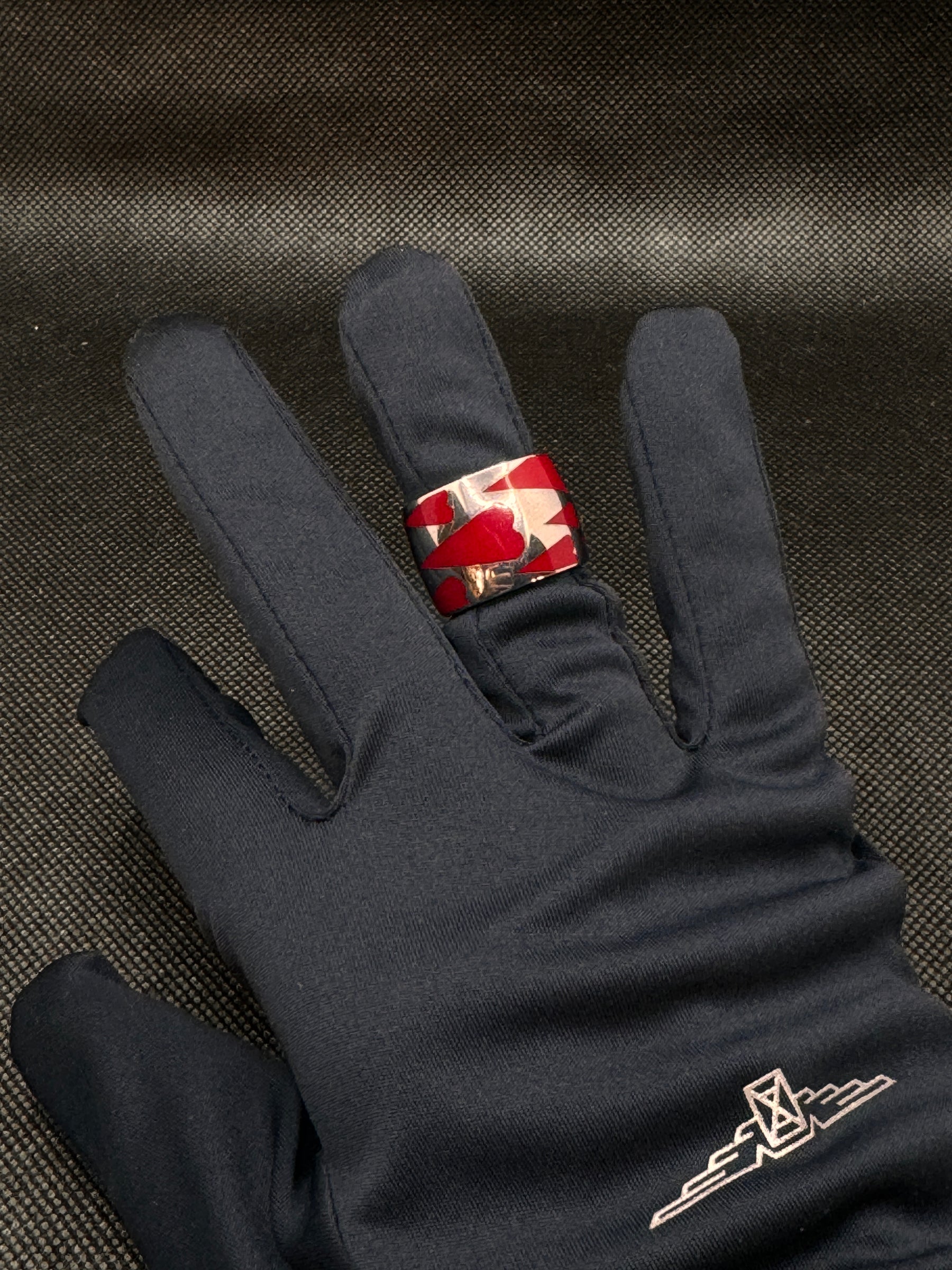 Pianegonda Damen-Silberring mit breitem Band und eingravierten Herzen aus rotem Emaille, Kollektion Cachet D Amour – AA010658