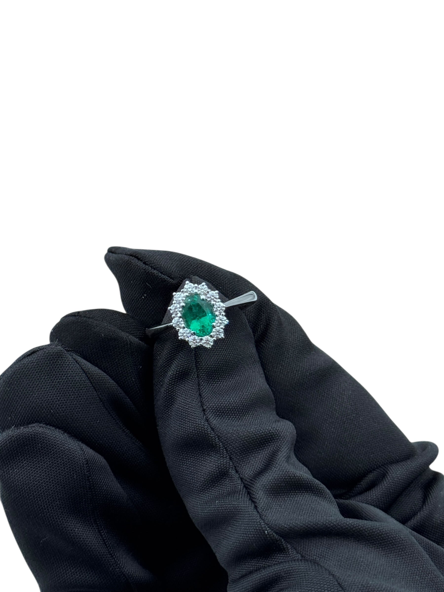 Anello Giorgio Visconti in oro bianco, giro di diamanti e smeraldo centrale, 0.84ct di smeraldo - AB17142BS