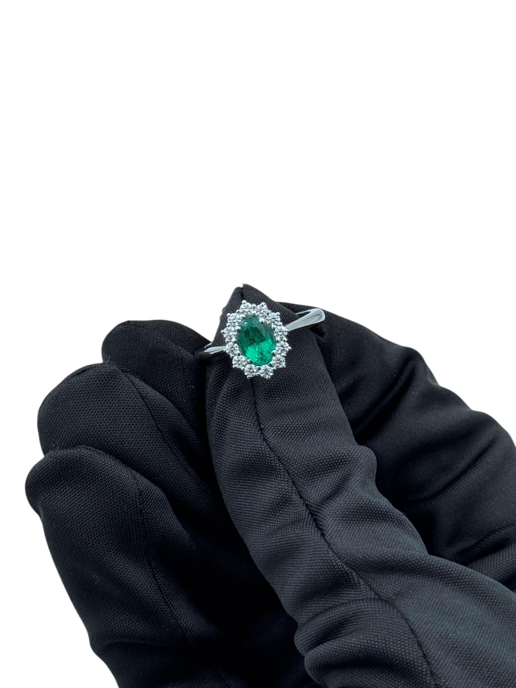 Anello Giorgio Visconti in oro bianco, giro di diamanti e smeraldo centrale, 0.84ct di smeraldo - AB17142BS