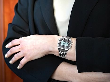 Casio Iconic Collection Damen-Digitaluhr mit braunem Zifferblatt, 36 mm – A168WA-5AYES