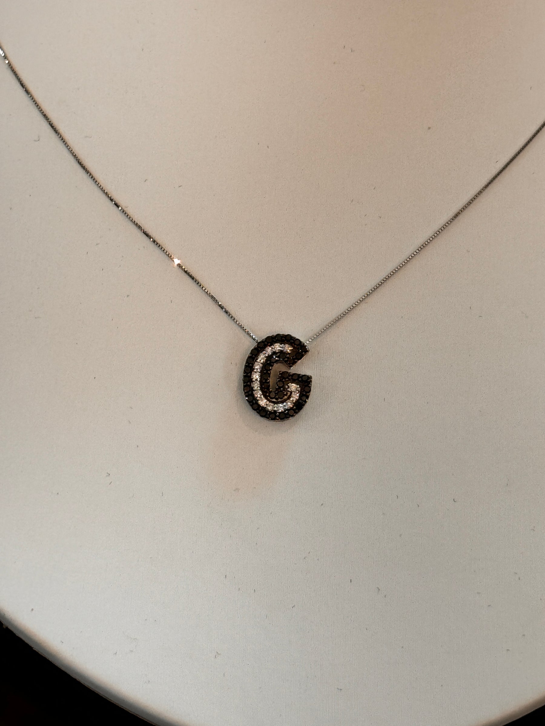 Chimento-Anhänger aus Weißgold, schwarzen Diamanten und weißen Diamanten, Buchstabe G – 82735141