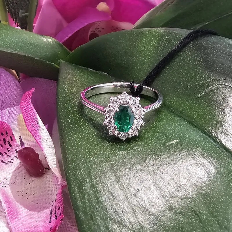 Anello Giorgio Visconti in oro bianco, giro di diamanti e smeraldo centrale, 0.51ct di smeraldo - AB13092AS