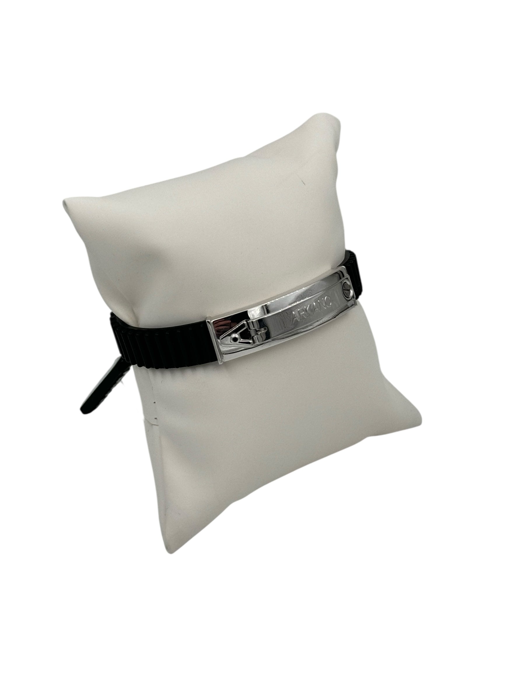 Bracciale Arkano in caucciù, colore nero, e acciaio 316L, con placchetta centrale rivestita di oro bianco 18kt - BRIAT1 N OB