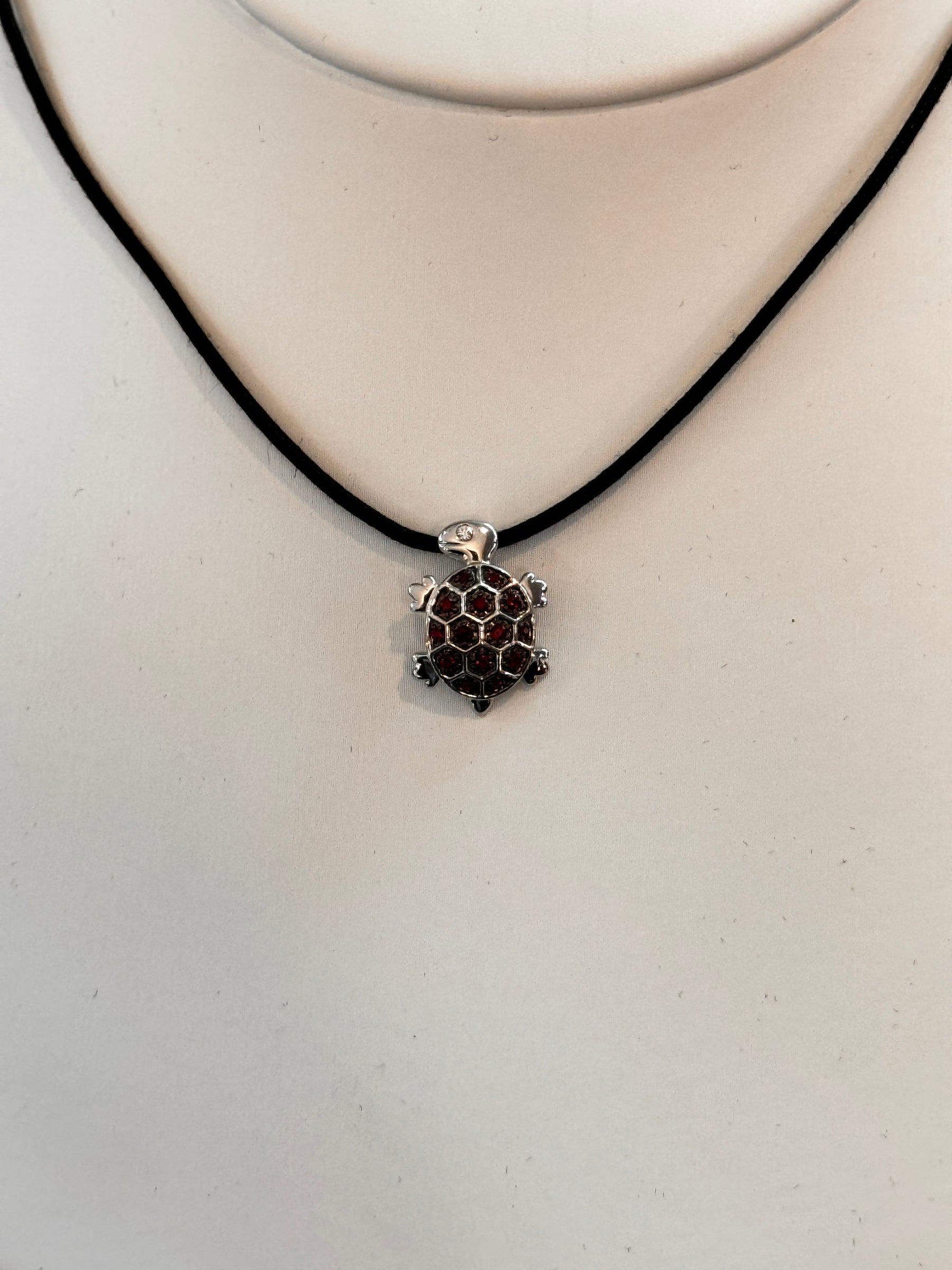 CHIRICO schwarzes Kautschukband mit Schildkrötenanhänger aus Weißgold, Rubin, schwarzem Diamanten und weißem Diamanten – CH067RZ/1