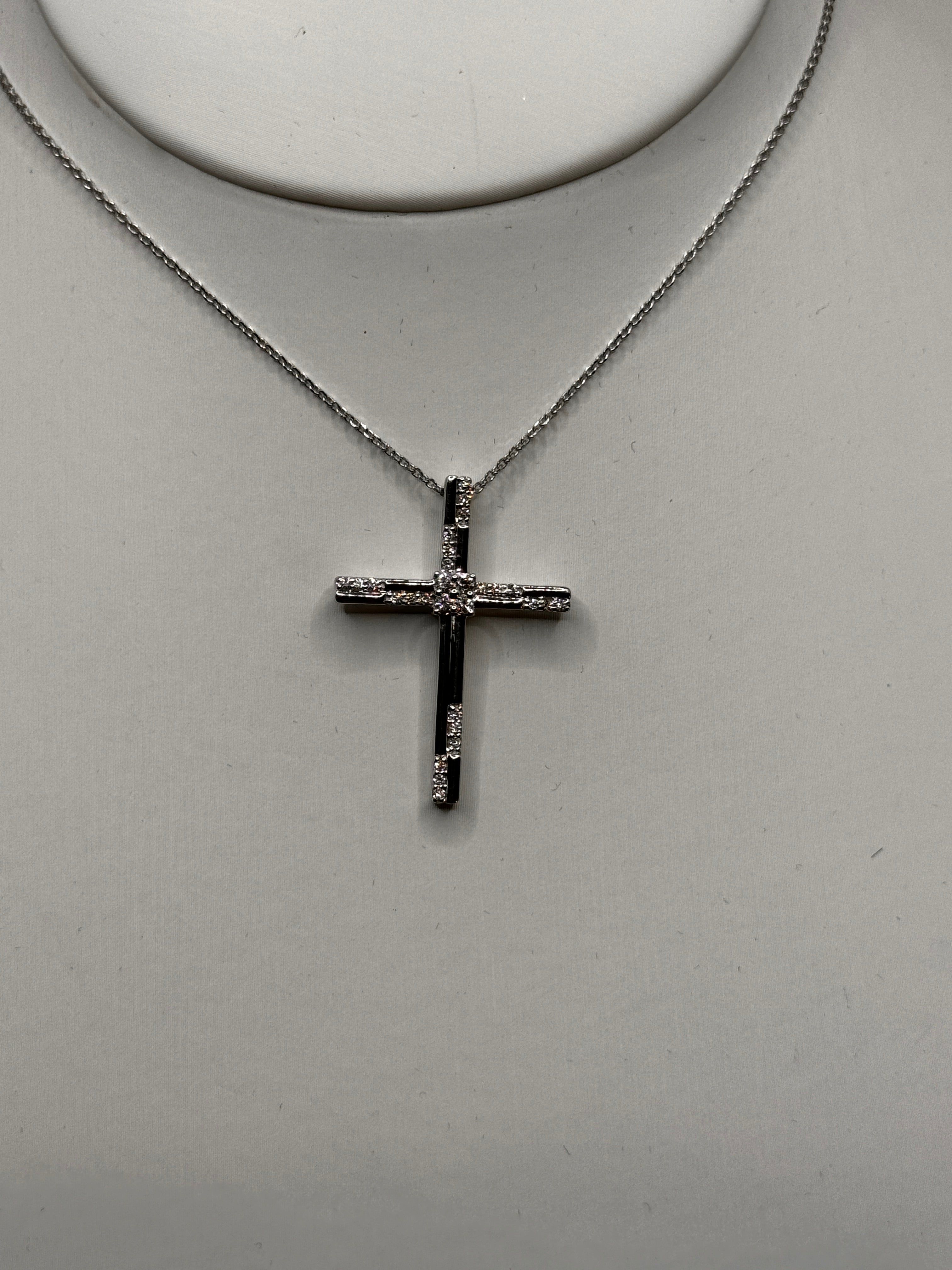 Halsband mit Kreuz und Diamant aus Weißgold, 0,22 ct – GBX39914