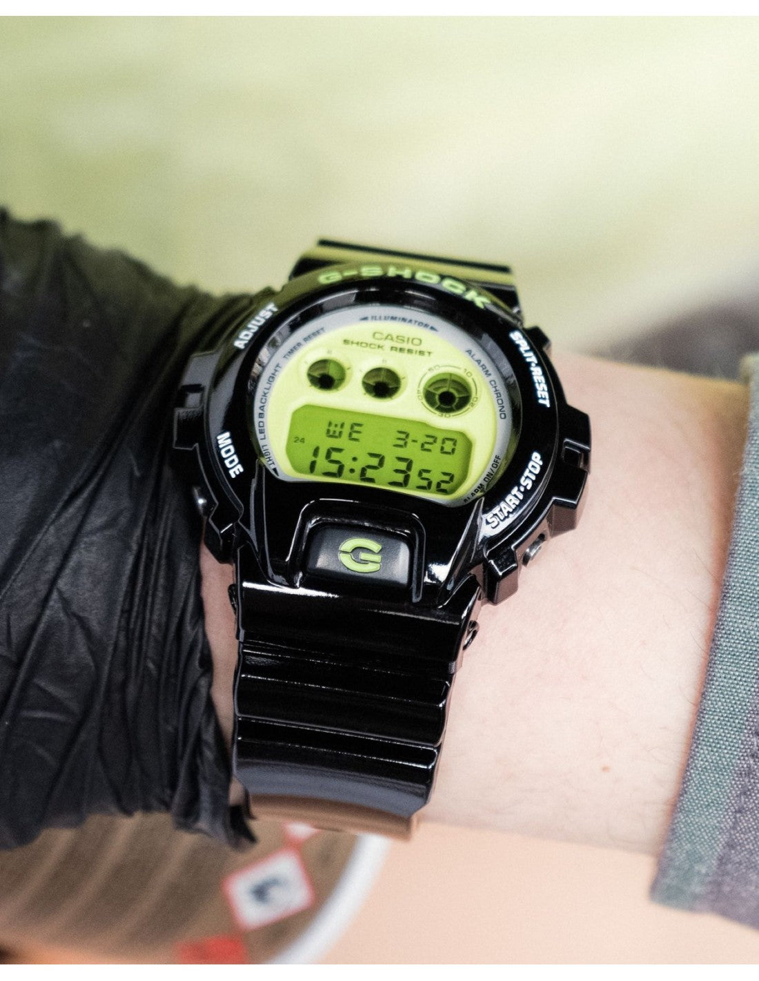 G-SHOCK CLASSIC "VERRÜCKTE FARBE",
DW-6900-SERIE, fluoreszierendes gelbes Zifferblatt, 50 mm – DW-6900RCS-1ER