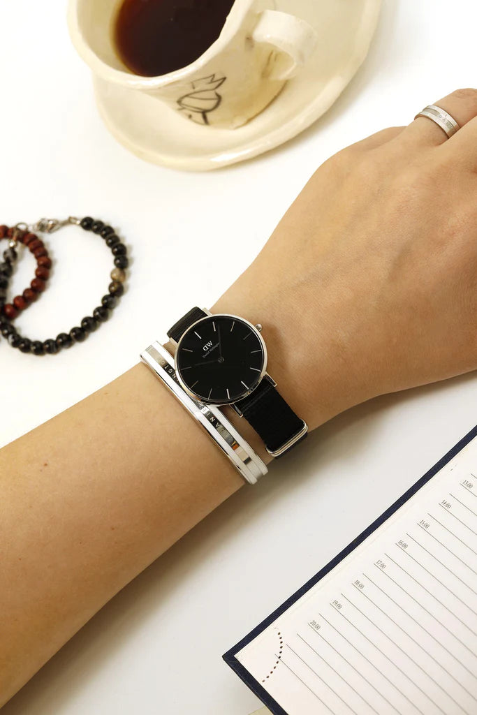Daniel Wellington Petite Cornwall Schwarz-Silber-Uhr, schwarzes Zifferblatt, 28 mm – DW00100216