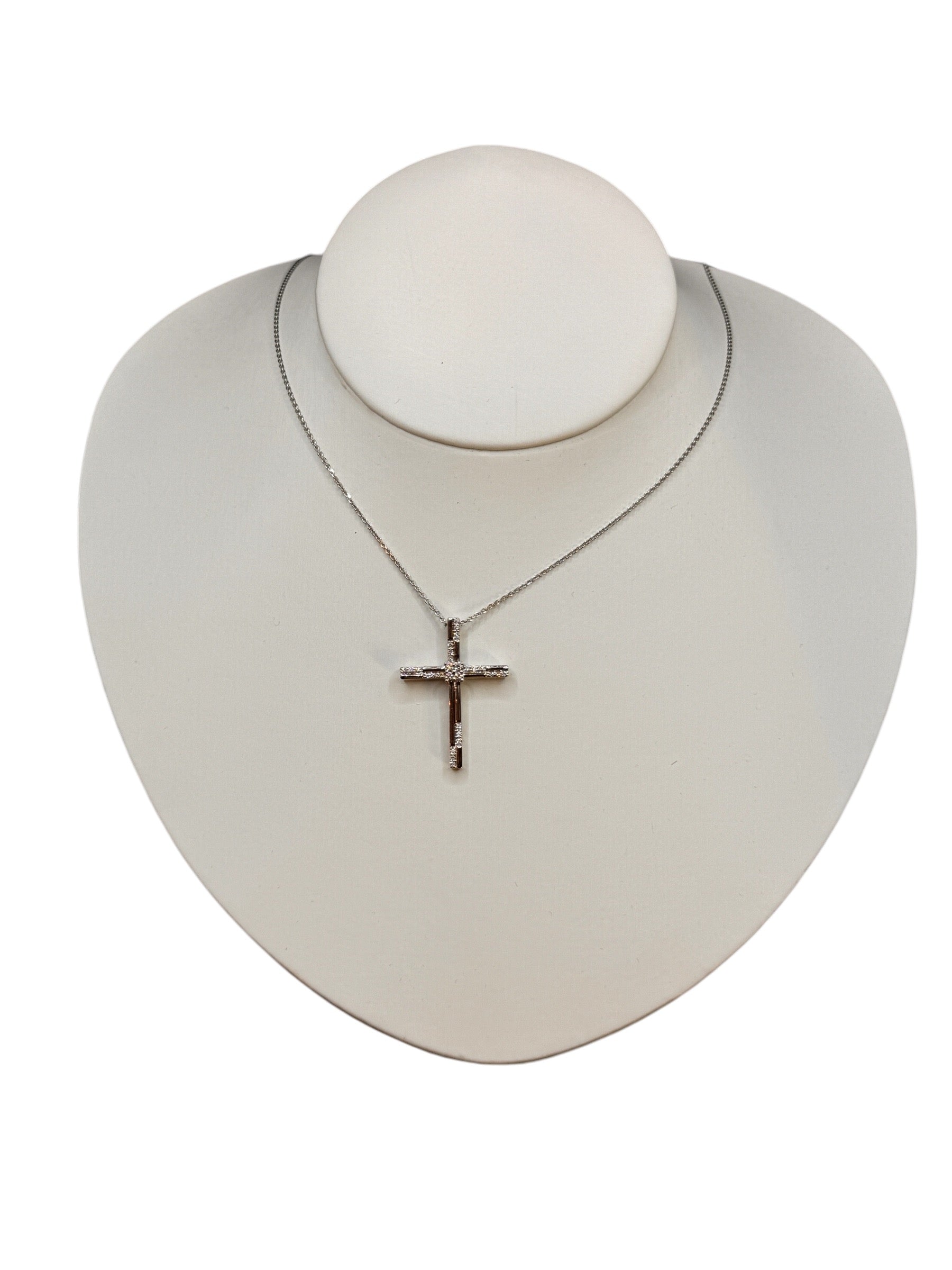 Halsband mit Kreuz und Diamant aus Weißgold, 0,22 ct – GBX39914