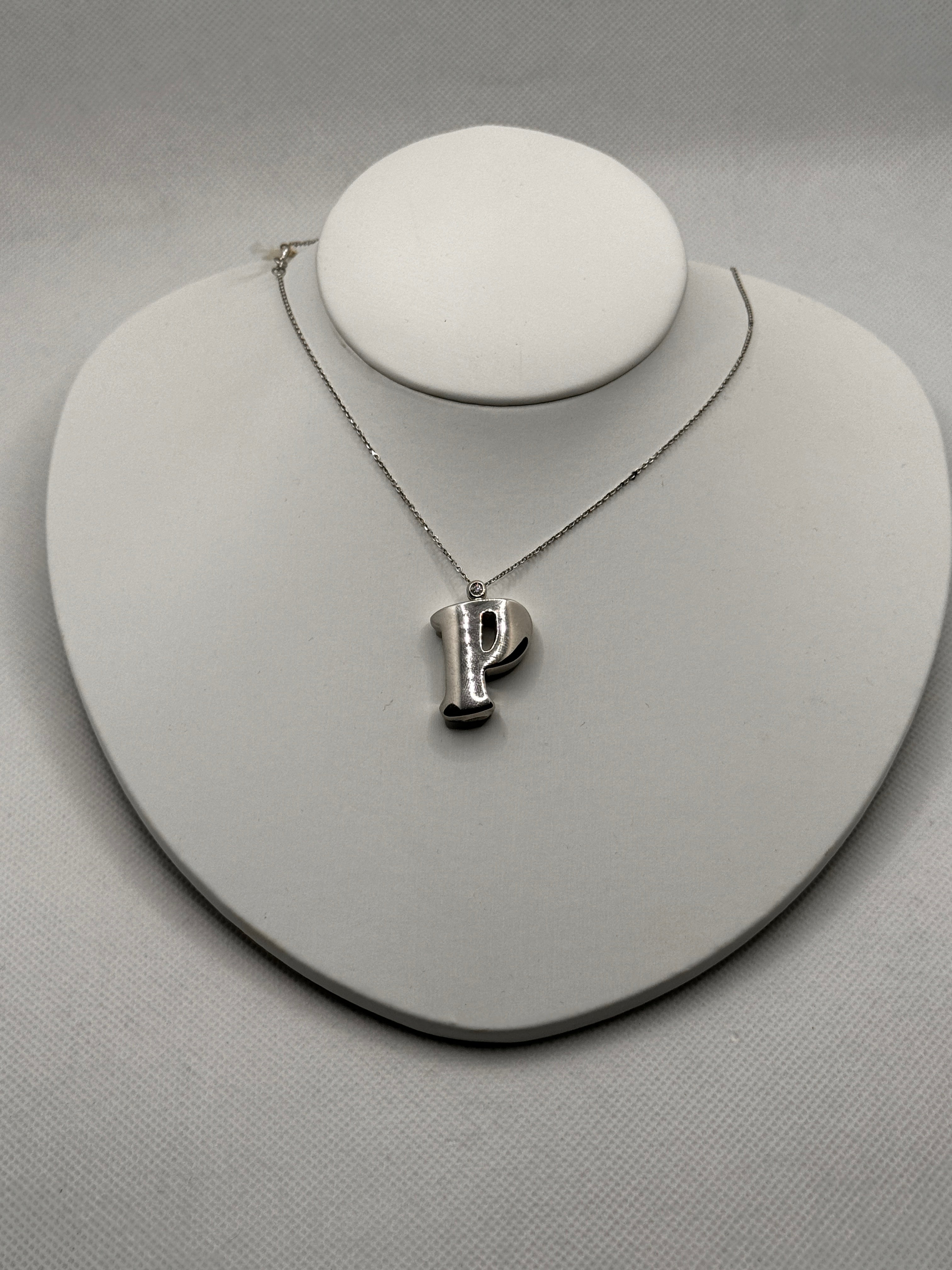LABRIOLA Halskette aus Weißgold und Diamanten mit dem Buchstaben P, 0,03 ct – LETT.P
