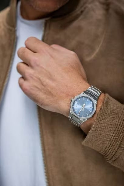 Edifice Analoguhr mit 3 Zeigern, eisblaues Zifferblatt, 44 mm – EFR-S108D-2AVUEF