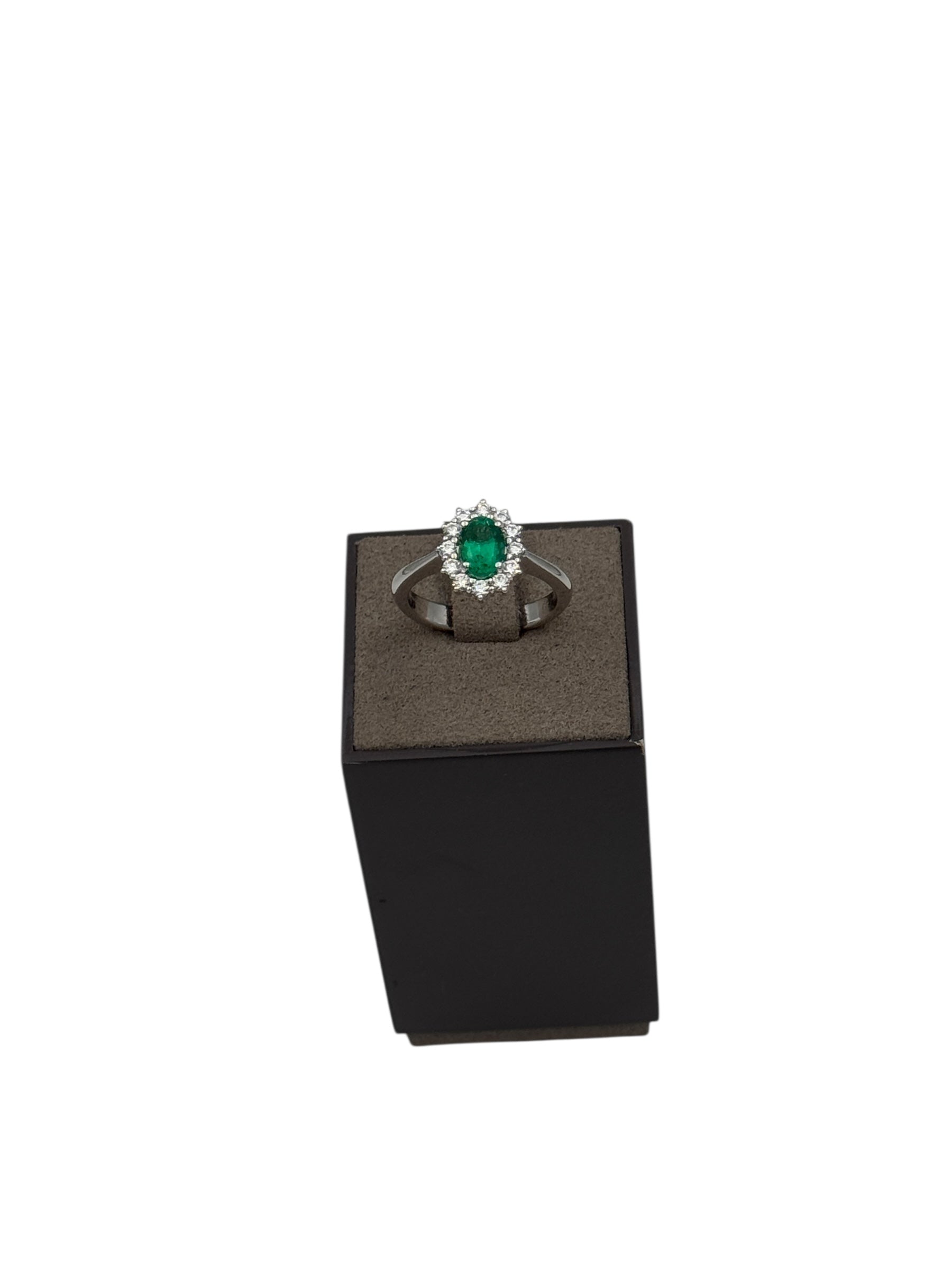 Anello Giorgio Visconti in oro bianco, giro di diamanti e smeraldo centrale, 0.84ct di smeraldo - AB17142BS