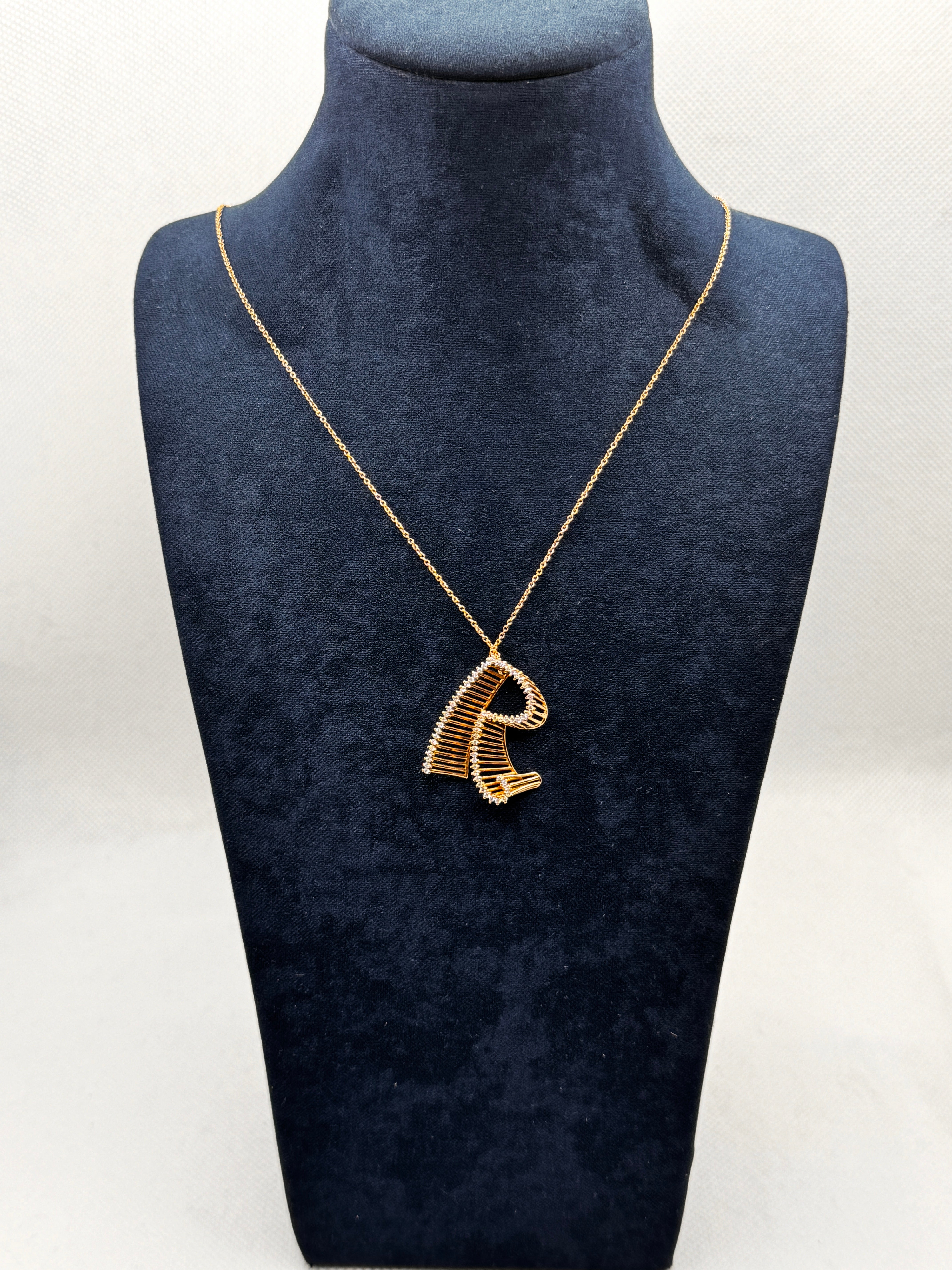 COLA GIOIELLI Halskette aus Gelbgold und Diamanten mit dem Buchstaben R – LETT.R