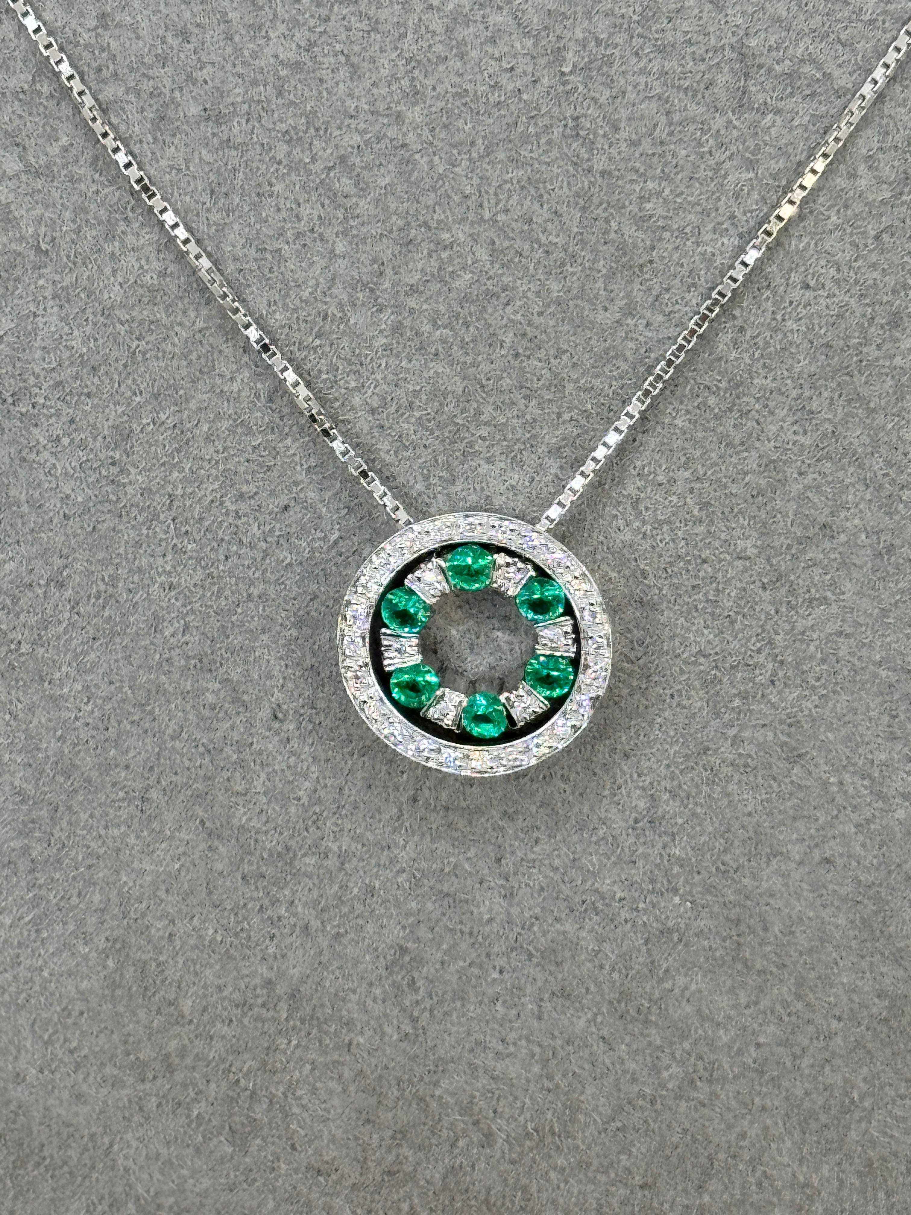 Damiani-Halsband aus Weißgold, Smaragd und Diamanten – 20023097