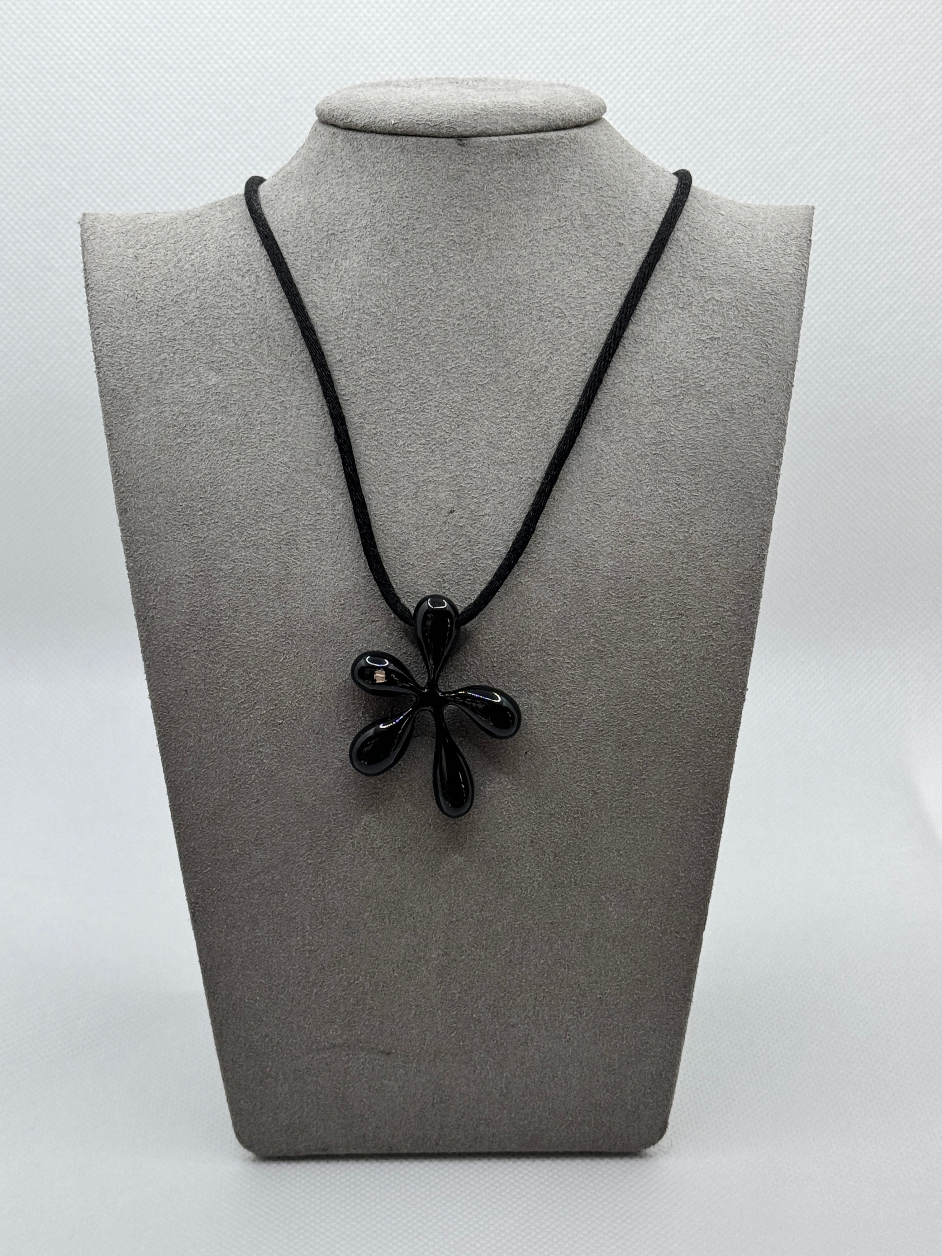 Miluna Satinkette mit silbernem Blumenanhänger und Diamant an der Seite – CLD1402N