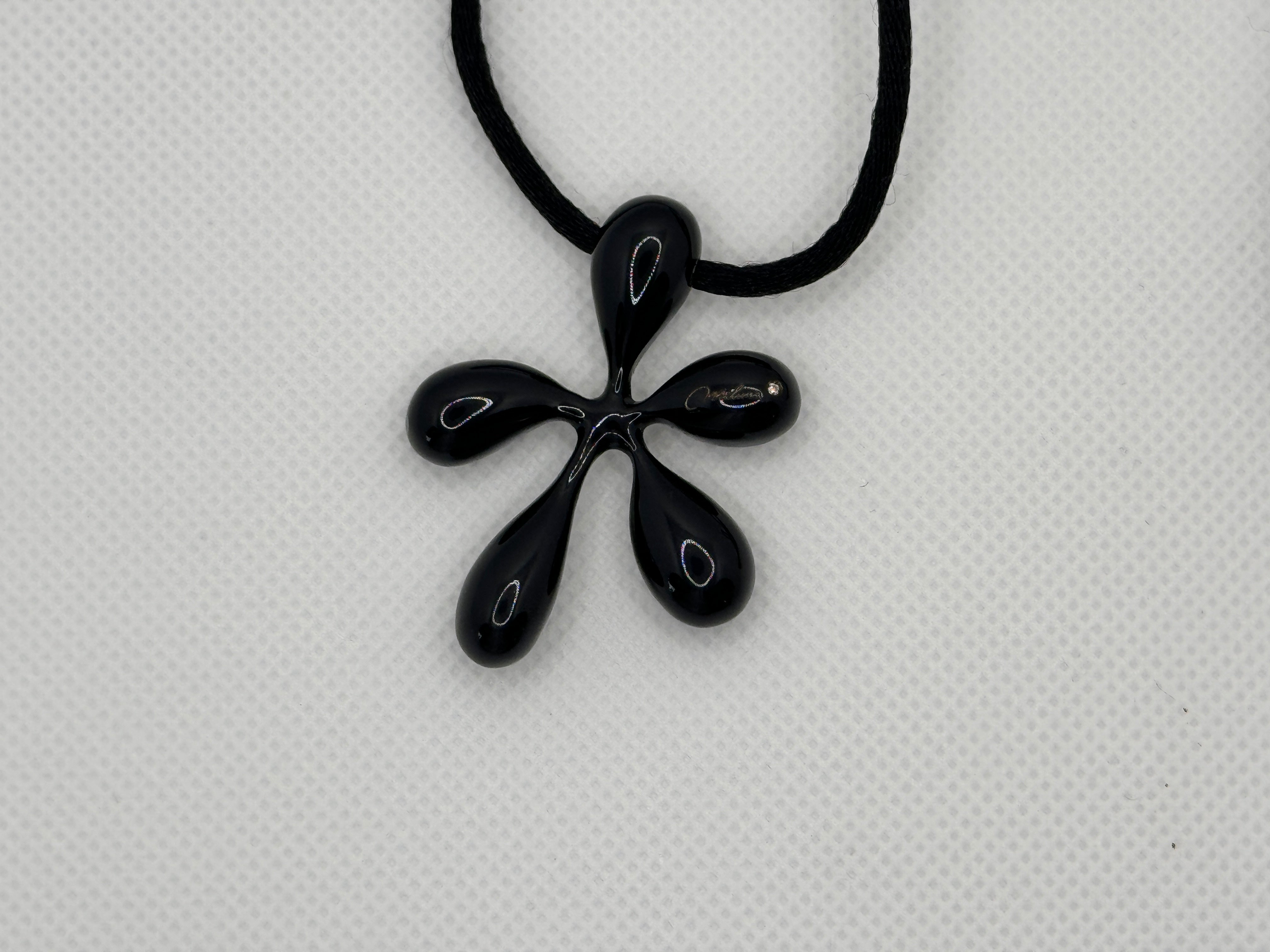 Miluna Satinkette mit silbernem Blumenanhänger und Diamant an der Seite – CLD1402N