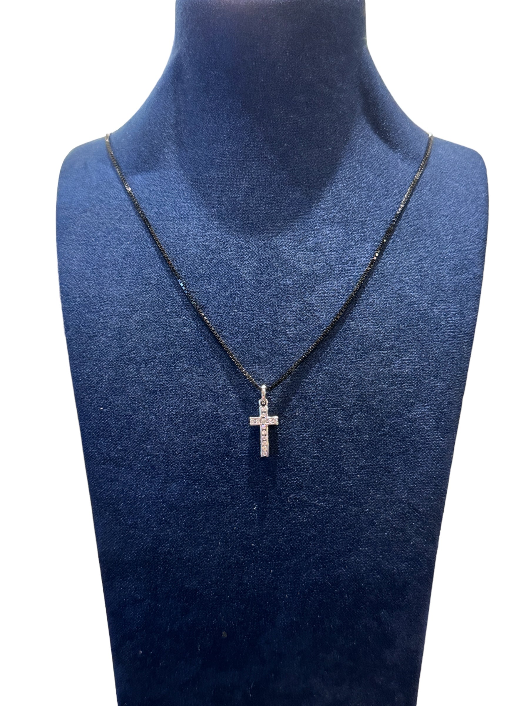 Herrenhalskette aus Weißgold mit Kreuz und weißen Diamanten, 0,11 ct – P16CR092/BD