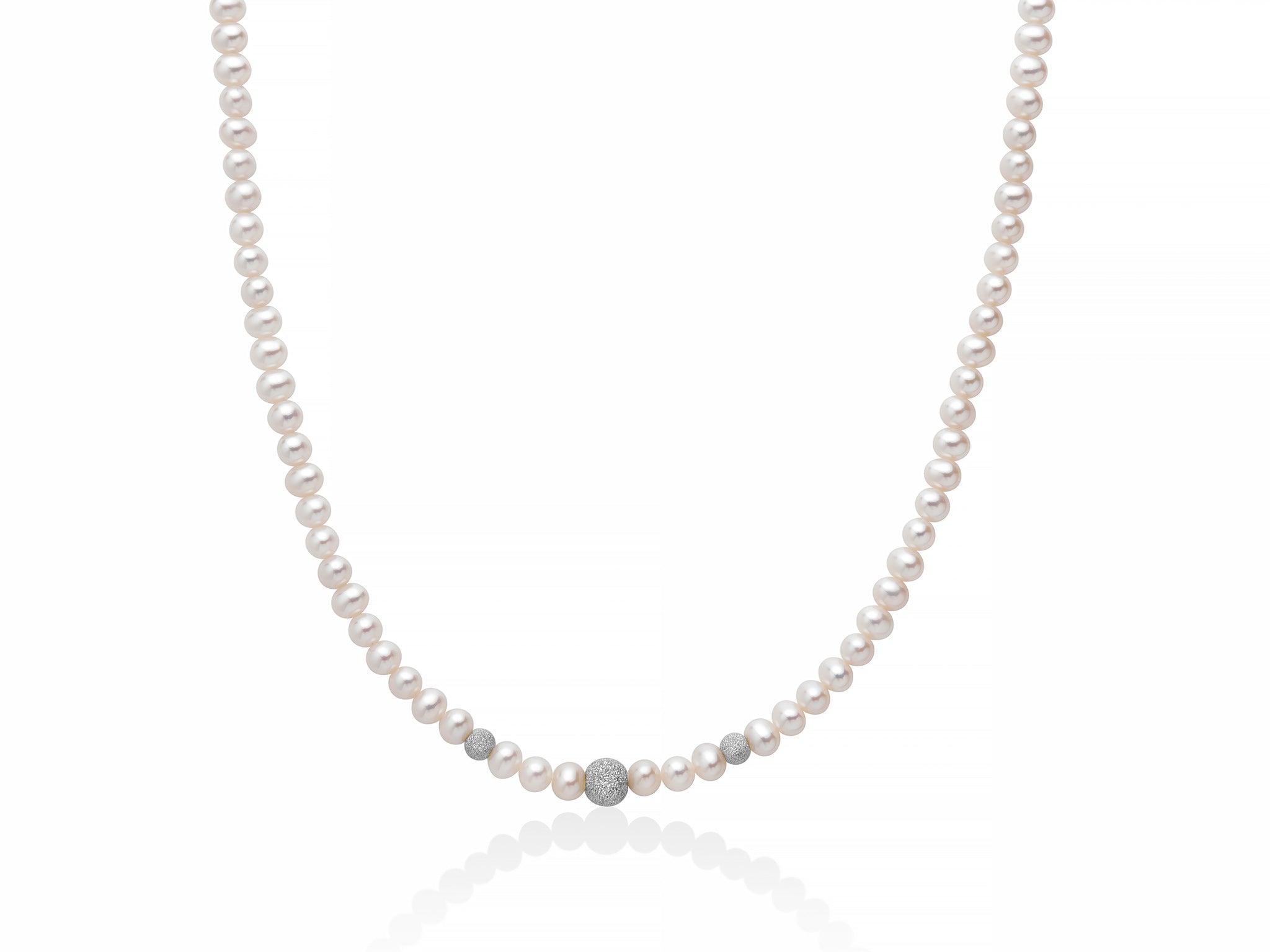 Miluna Orientalische Perlenkette mit diamantgeschliffenen Kugeln, 18 Karat Goldverschluss – PCL1839V