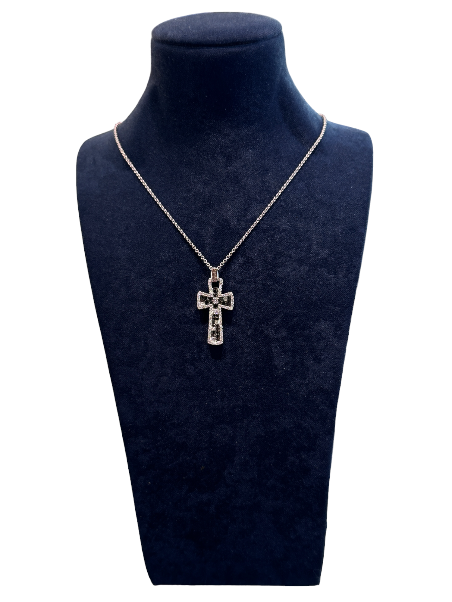 RECARLO KREUZKETTE AUS 18 KT WEISSGOLD MIT 0,56 KT WEISSEN DIAMANTEN UND 0,36 KT SCHWARZEN DIAMANTEN – XD014/BN