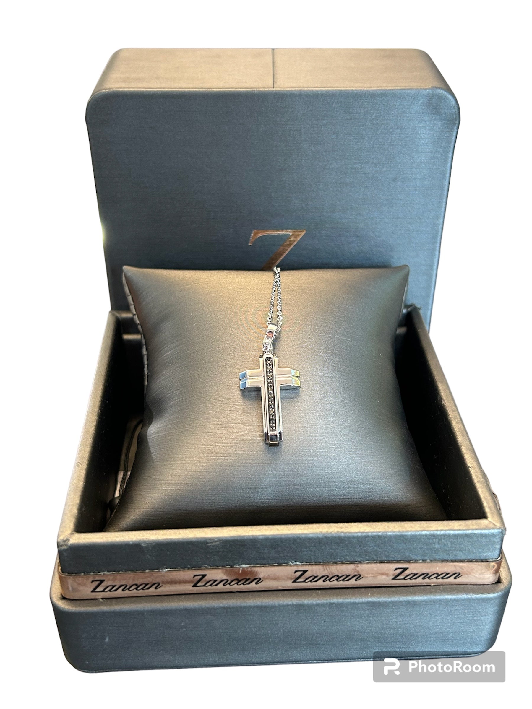Weißgold-Kreuz-Halskette mit schwarzen Diamanten – EC745B