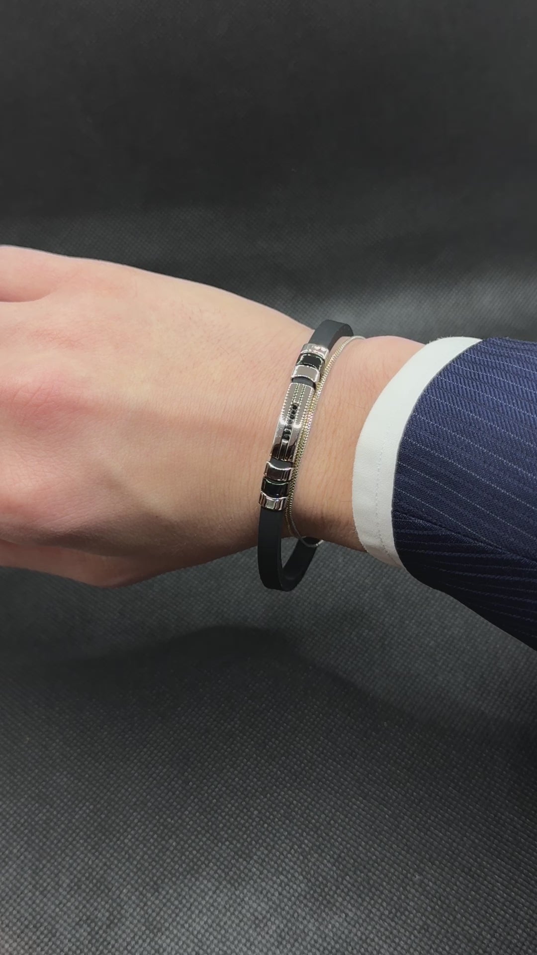 Zancan Herrenarmband aus schwarzem Kautschuk und zentraler Stahlplatte mit schwarzem Zirkonia – EHB428
