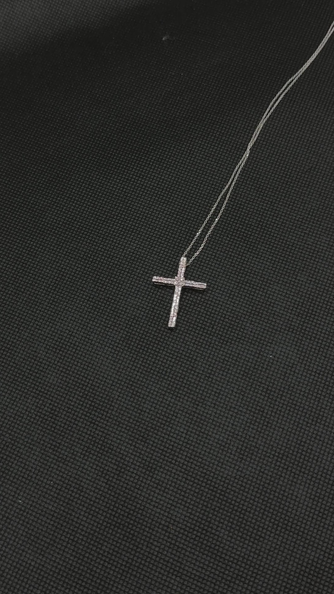 Halsband mit Kreuz und Diamant aus Weißgold, 0,22 ct – GBX39914