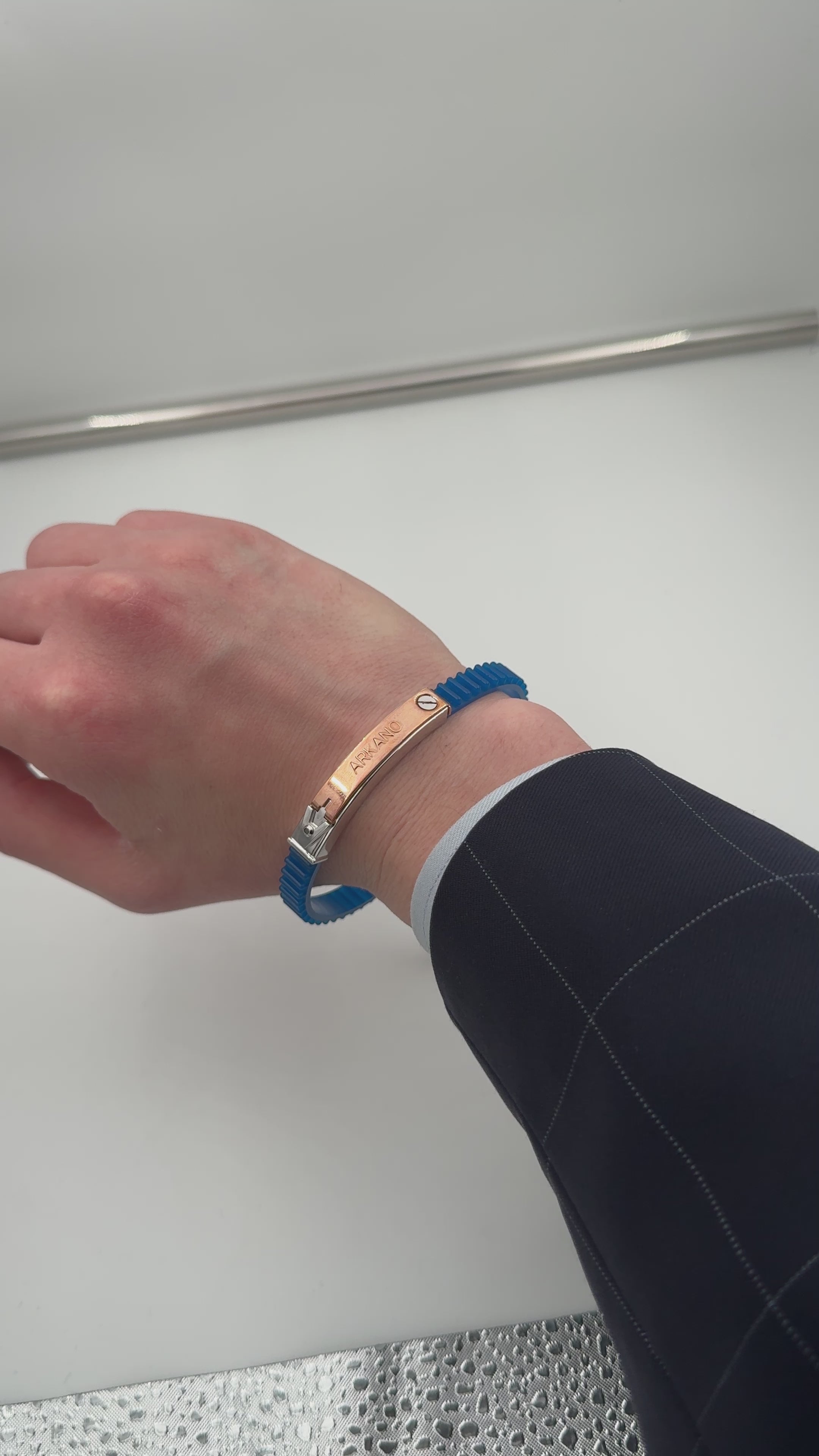 Bracciale Arkano in caucciù, colore azzurro, in acciaio 316L e placchetta centrale rivestita di oro rosa 18kt - BRIAT1 N OR