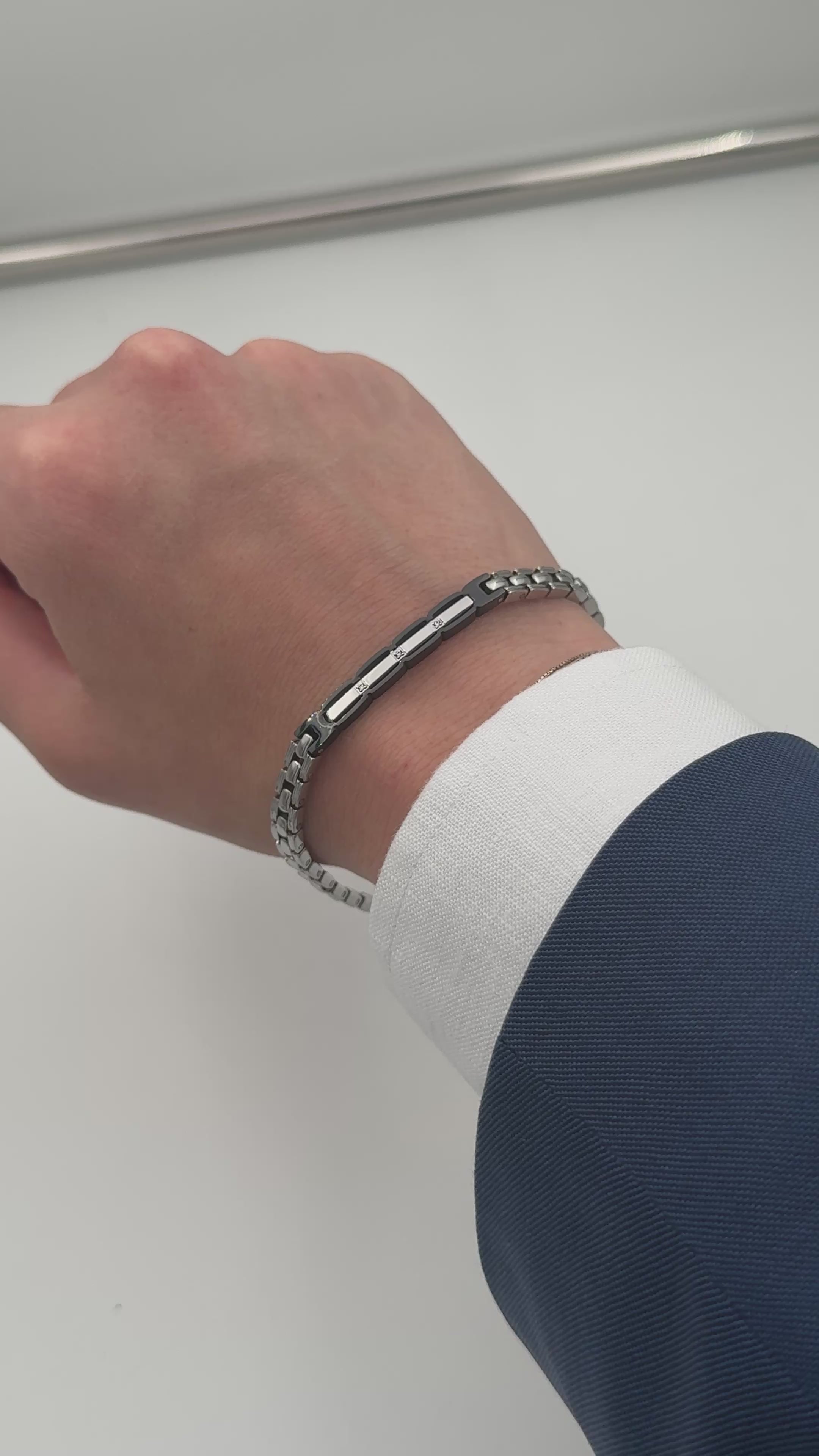 Bracciale Zancan in acciaio, con targa centrale in PVD nero e zirconi incasstonati - UHB006