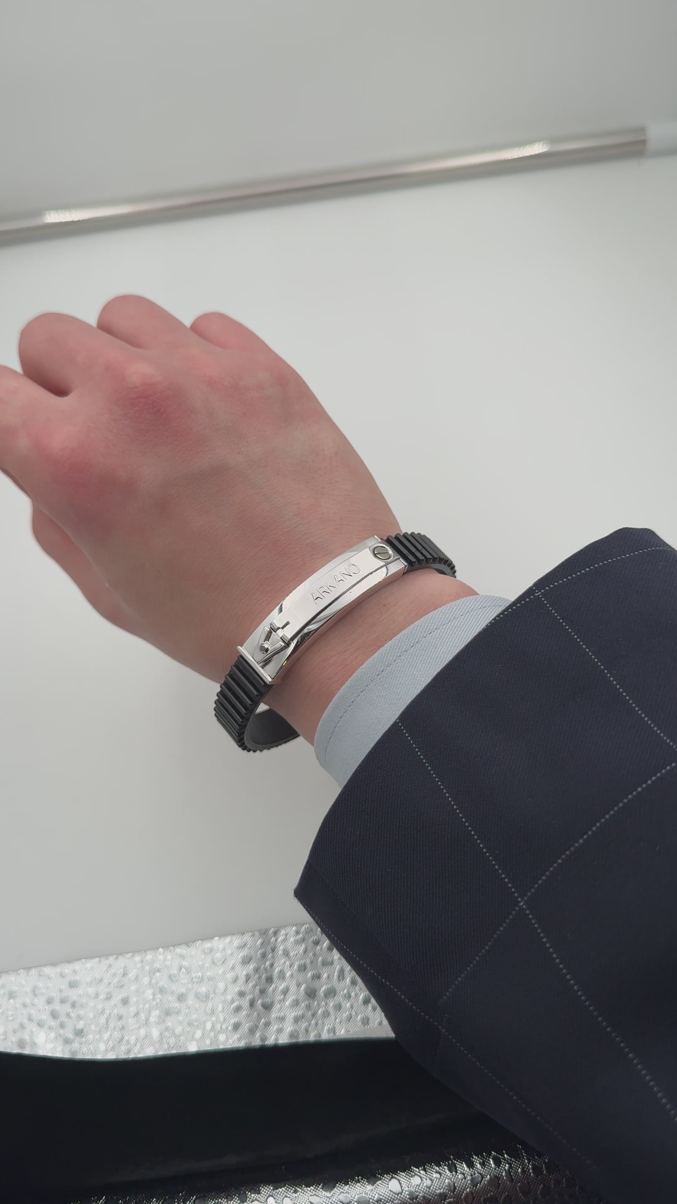 Bracciale Arkano in caucciù, colore nero, e acciaio 316L, con placchetta centrale rivestita di oro bianco 18kt - BRIAT1 N OB