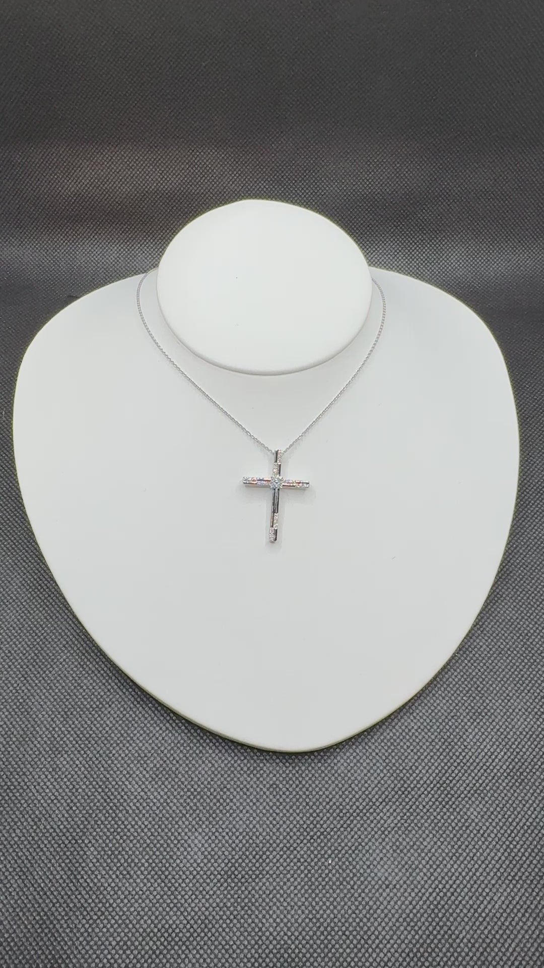 Halsband mit Kreuz und Diamant aus Weißgold, 0,22 ct – GBX39914