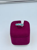 Diana - Veretta in oro bianco 18kt, giro di diamanti e 7 smeraldi - AN D. 36-7 SM