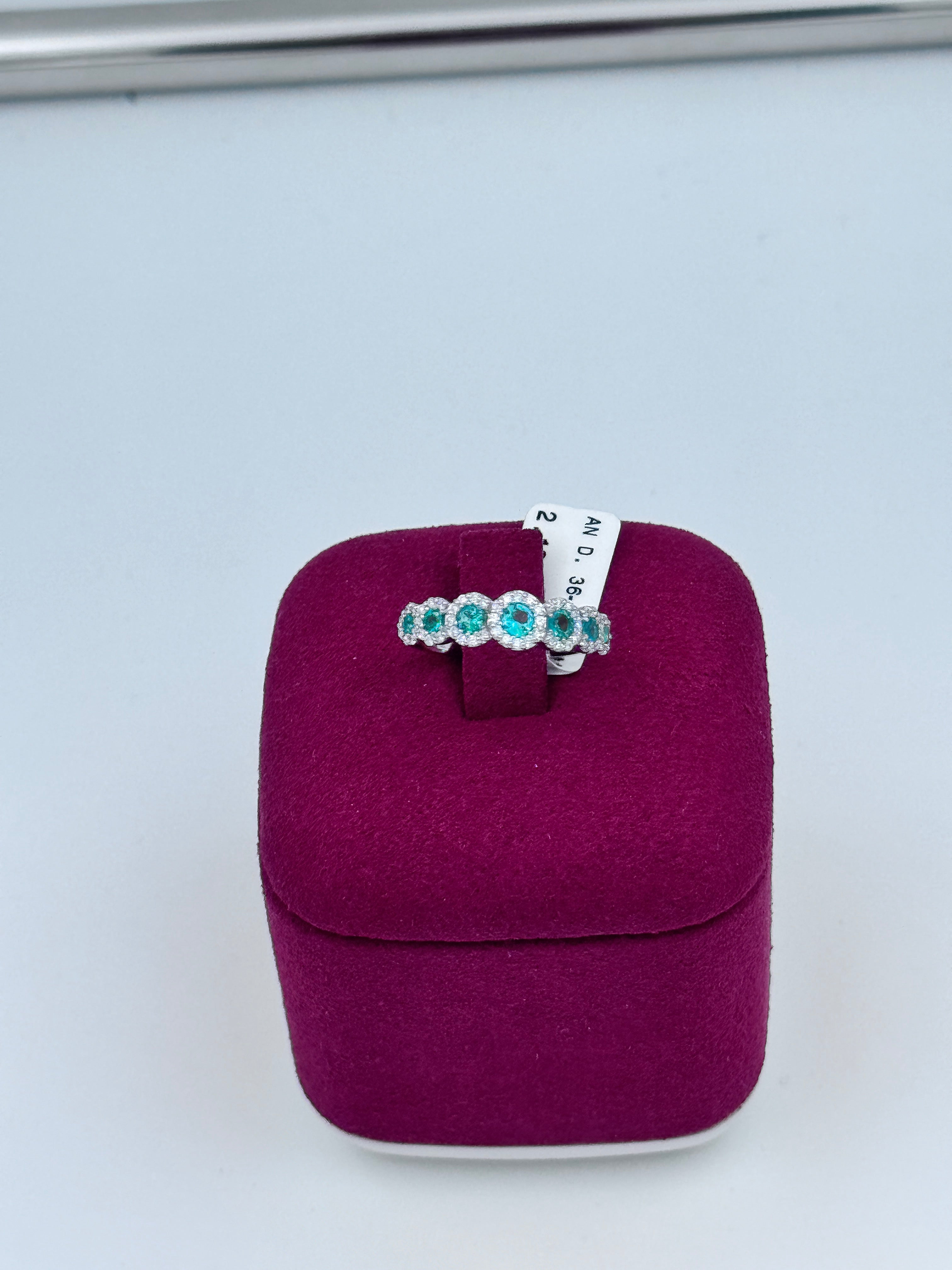 Diana - Veretta in oro bianco 18kt, giro di diamanti e 7 smeraldi - AN D. 36-7 SM