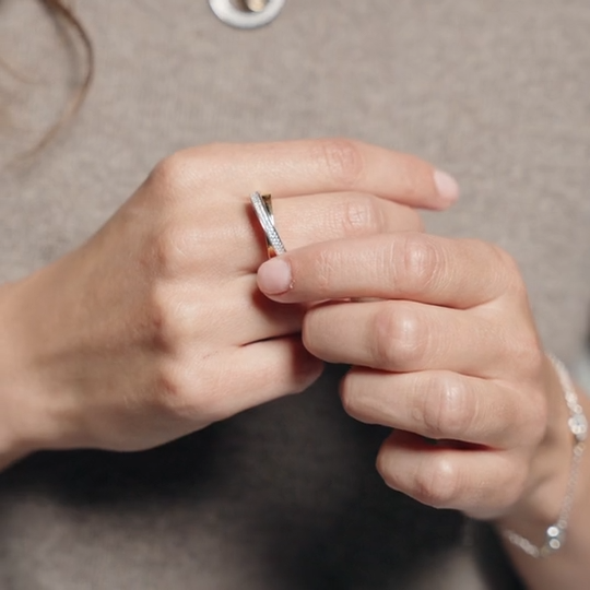 Anello TI SENTO MILANO abbraccio, in argento dorato e zirconi bianchi - 12395ZY