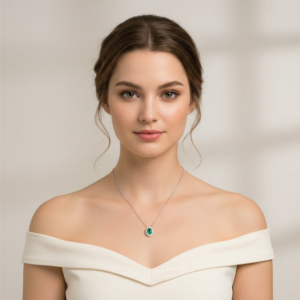 Collana Buonocore oro bianco 18kt pendente contorno diamanti bianchi con smeraldo ovale 4x3, 0.16ct di smeraldi - 1929C01MW