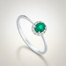 Anello Buonocore in oro bianco 18 kt e contorno di diamanti bianchi con smeraldo ovale, 0.28ct di smeraldi - 1930A01MW